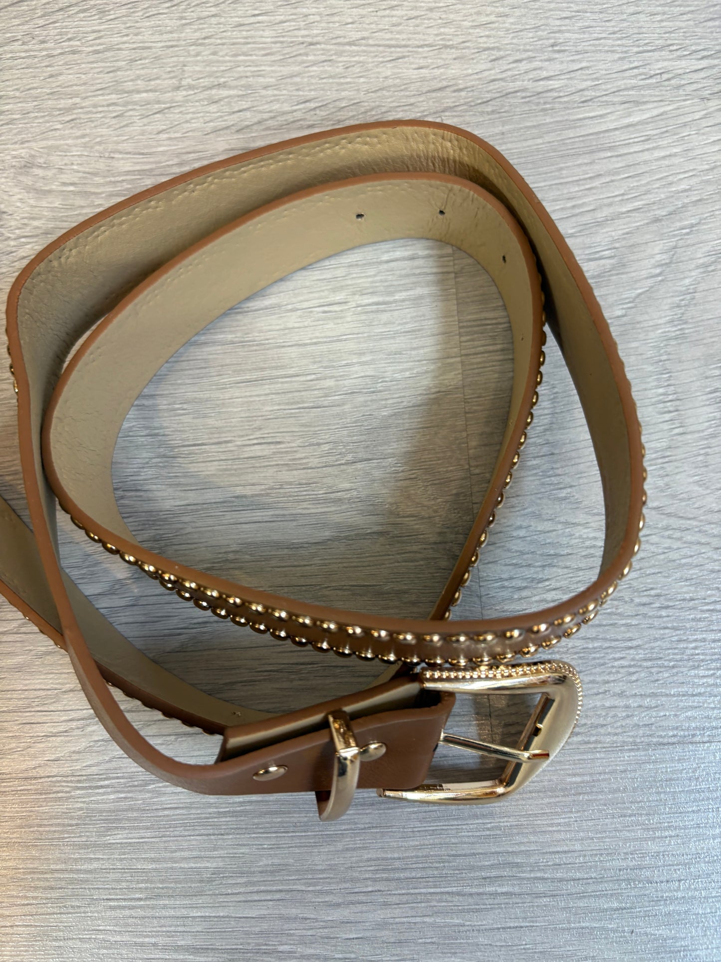 OTRAS. Cinturón marrón tachuelas doradas