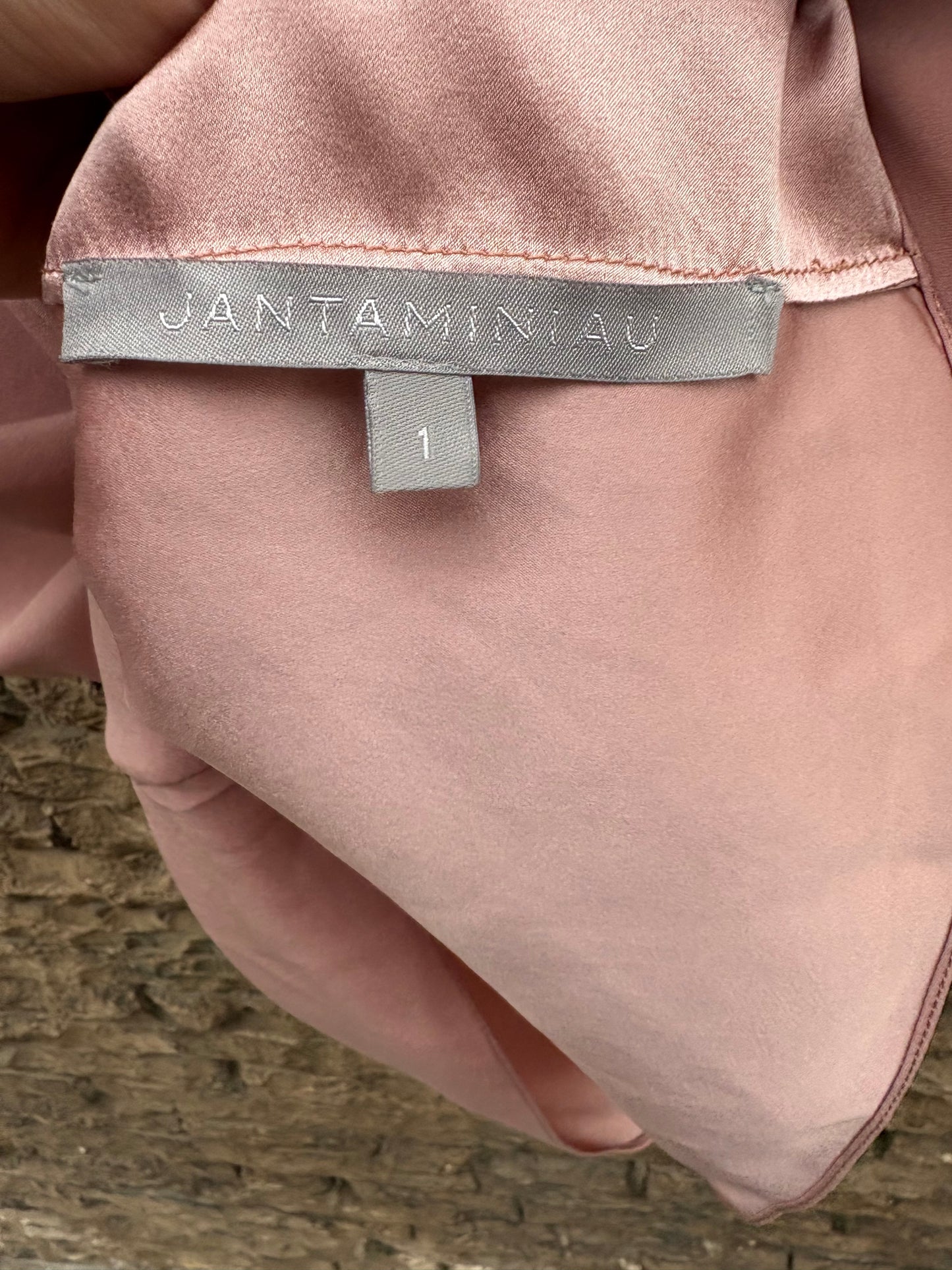 JANTAMINIAU. Top rosa seda detalle cuello