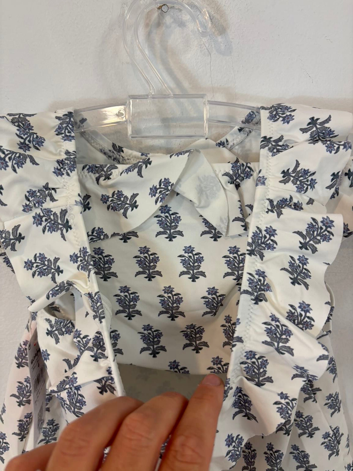 Conjunto baño dos piezas niña fondo blanco. T 4 años