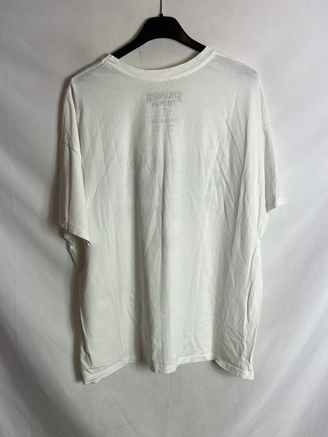 PULL&BEAR. Camiseta blanca Strager things. TM