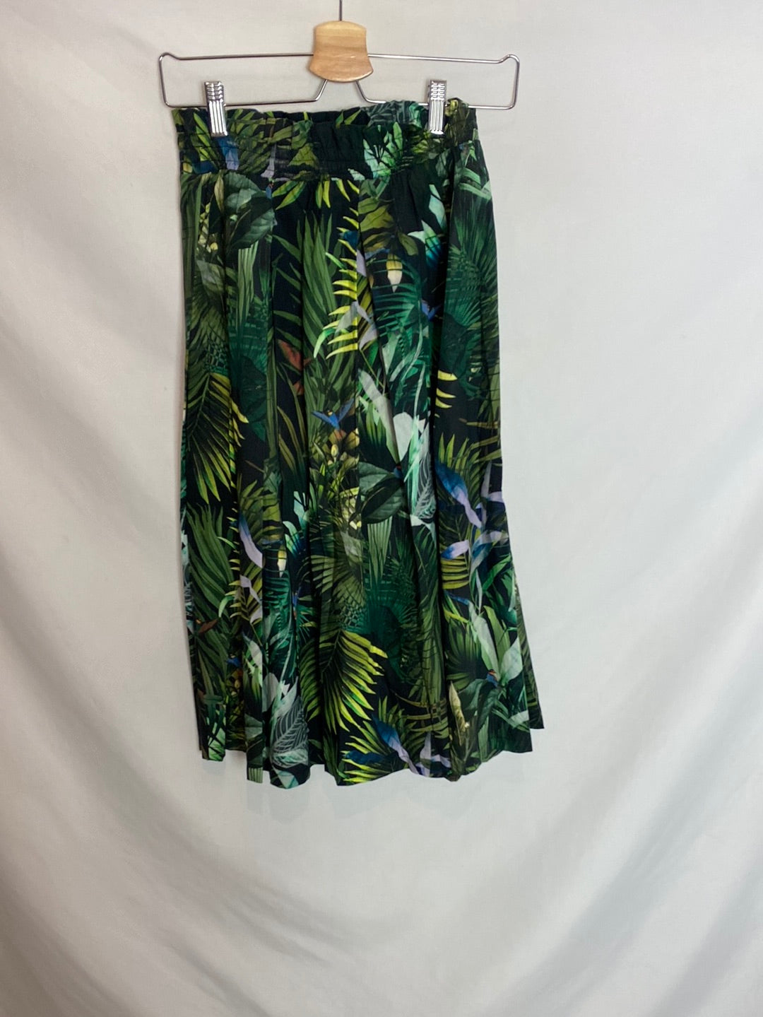 STRADIVARIUS. Falda midi estampado tropical. T.S