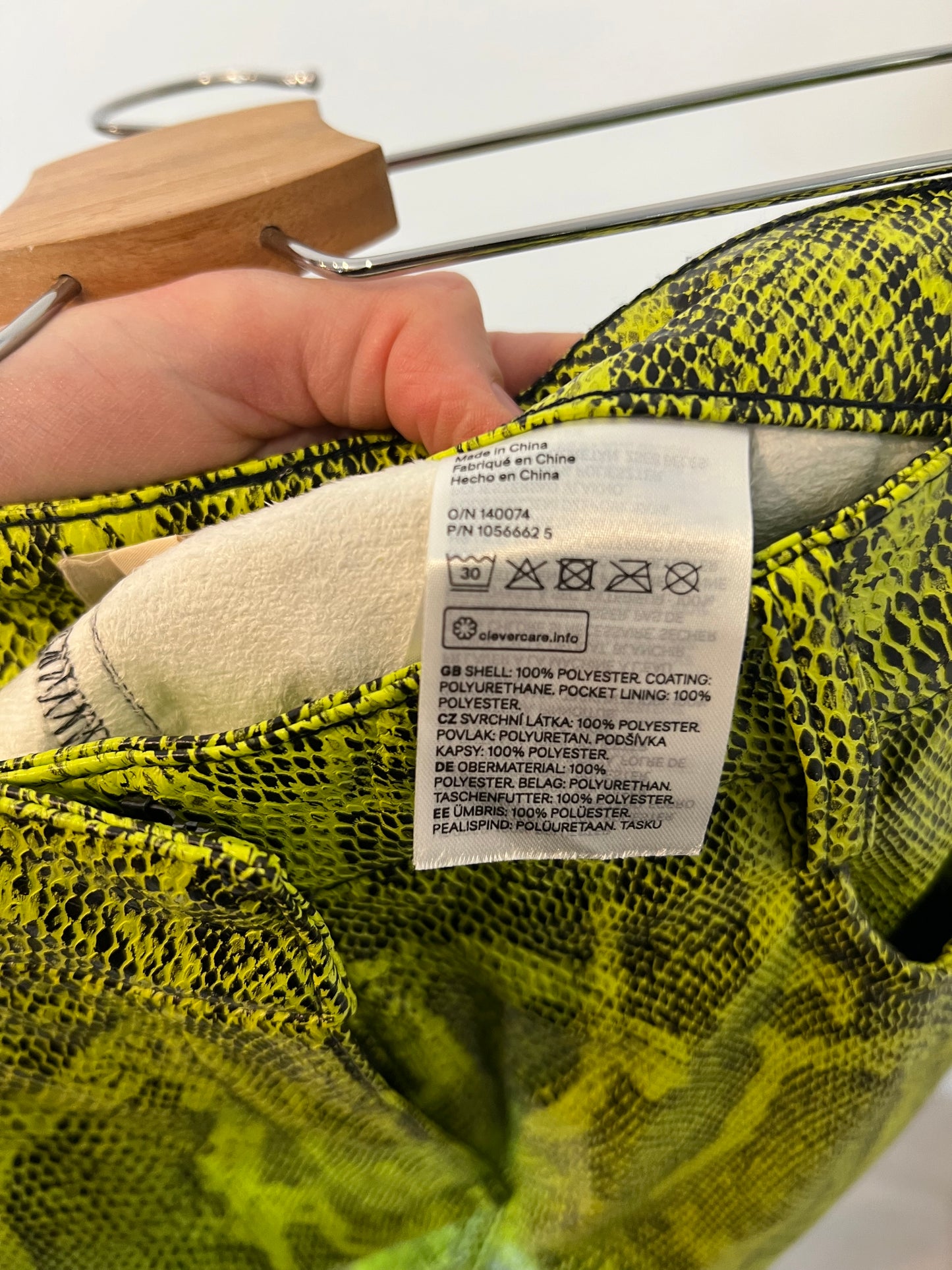 H&M. Pantalón snake print efecto piel