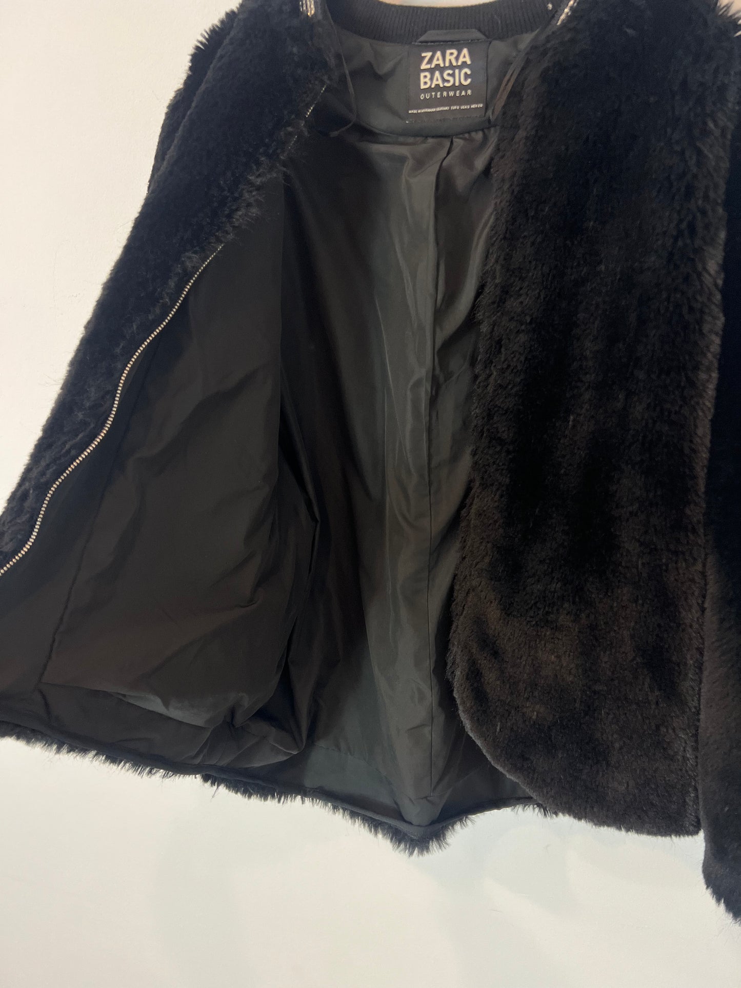 ZARA. Abrigo negro pelo. T S