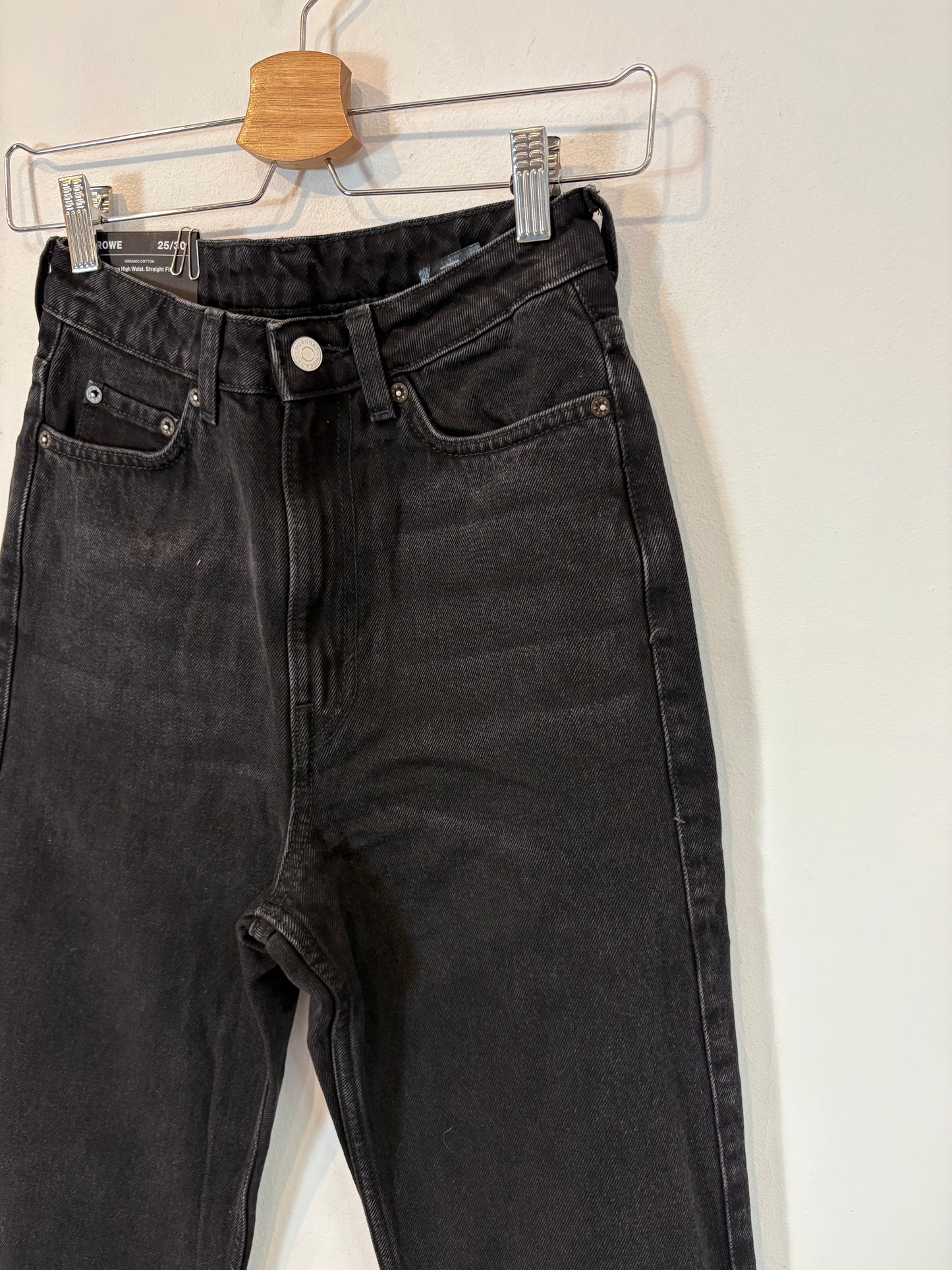 OTRAS. Denim negro cintura alta. T 25 (36)