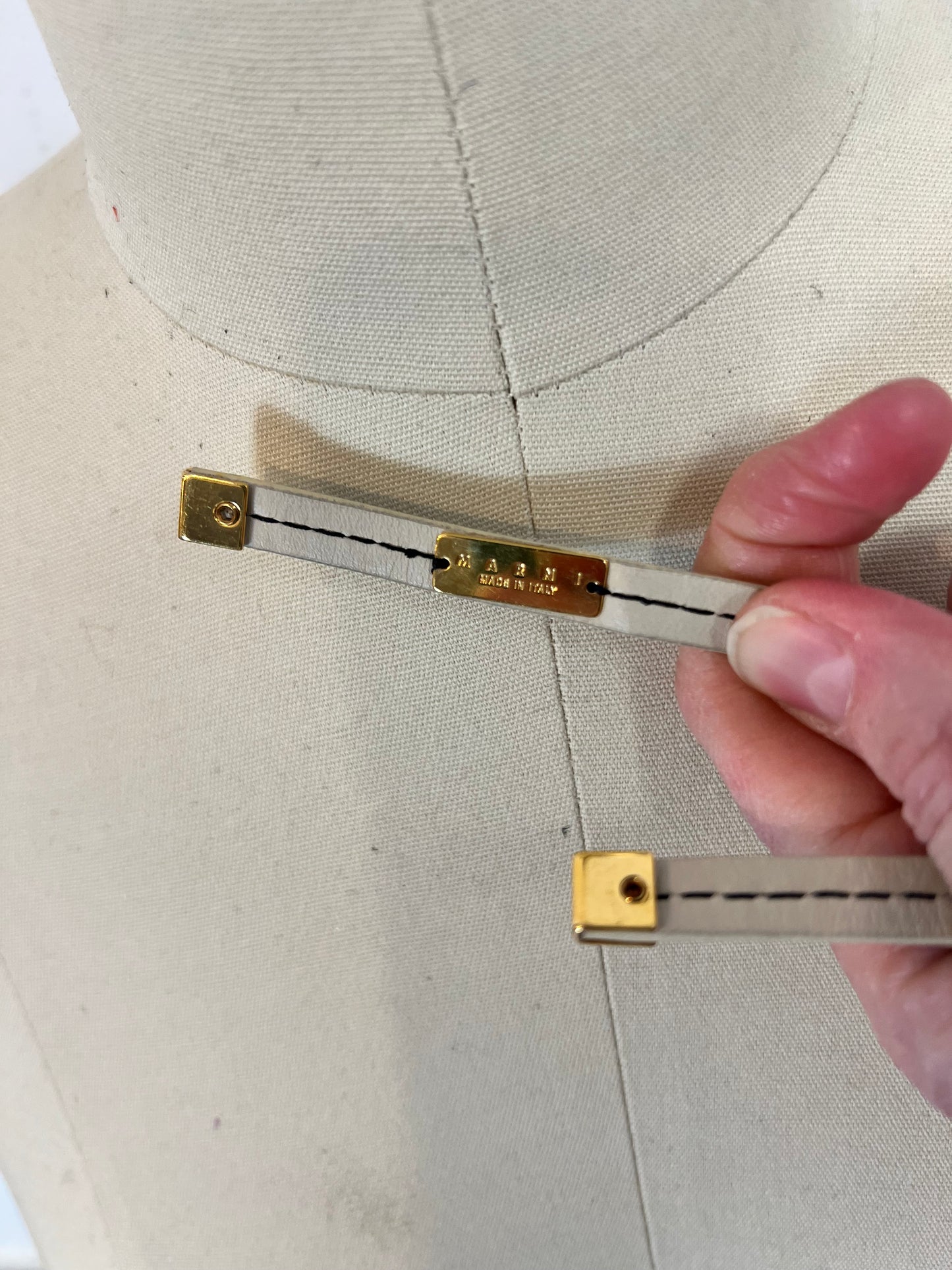 MARNI. Collar piedras y piel