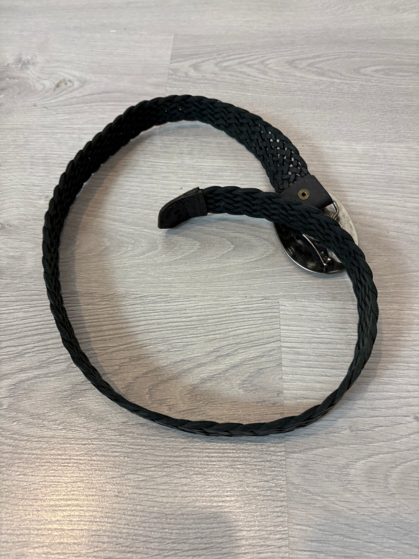 OTRAS. Cinturón negro piel trenzada