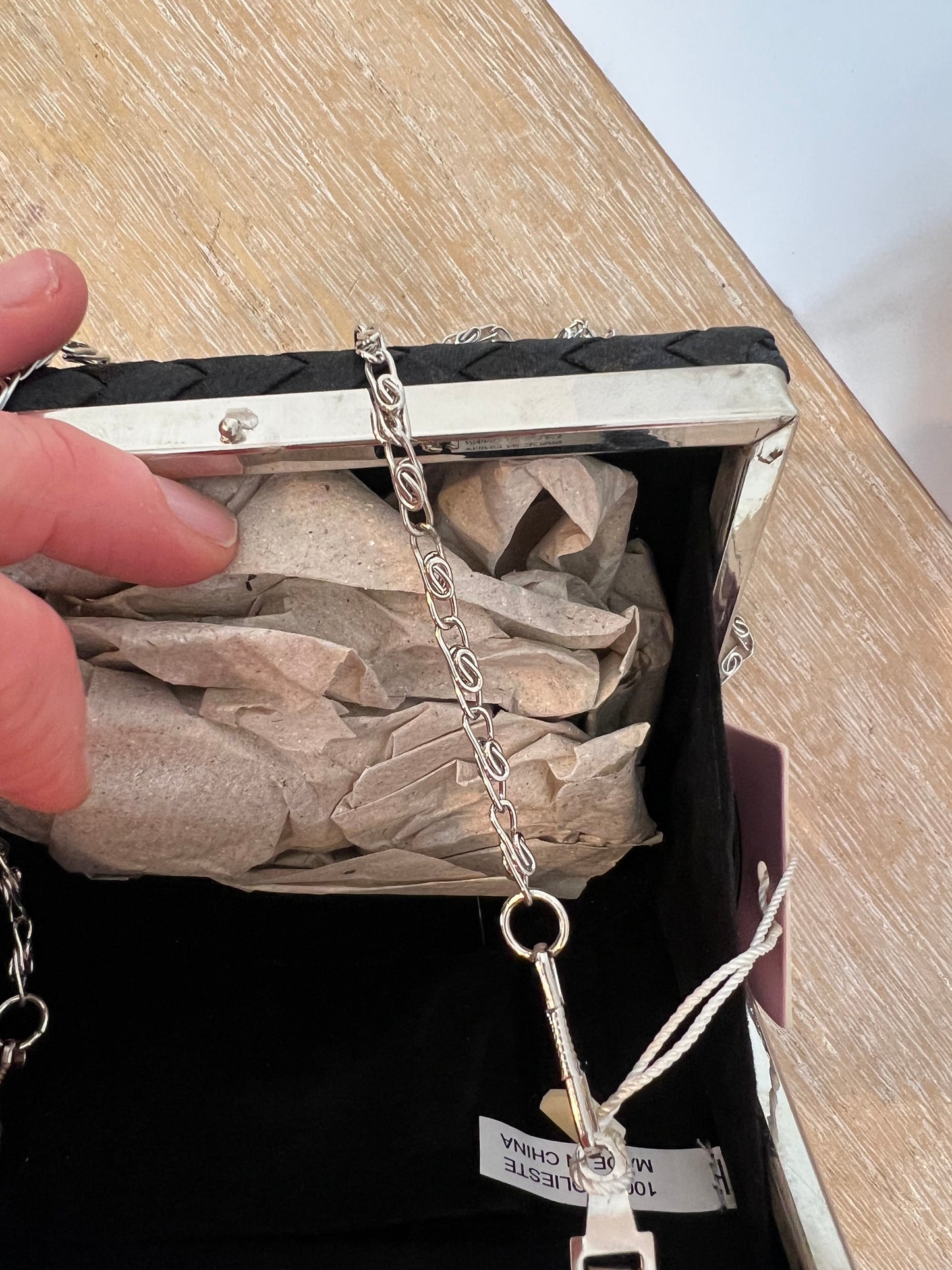 OTRAS. bolso mini negro trenzado