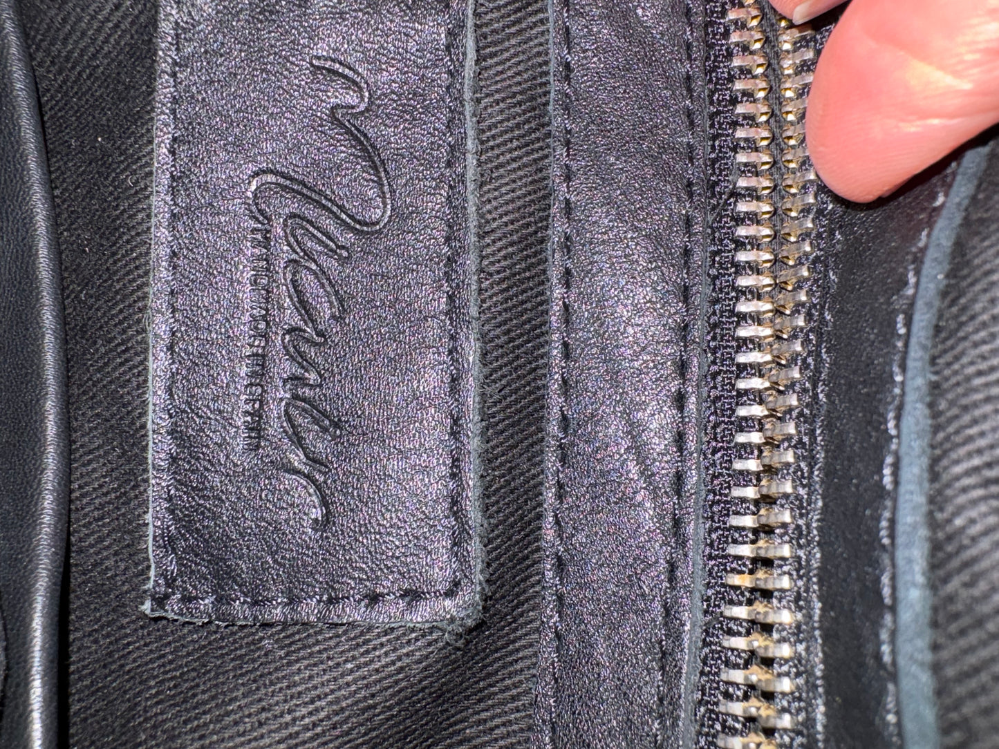 MICUIR. Mochila tachas en negro