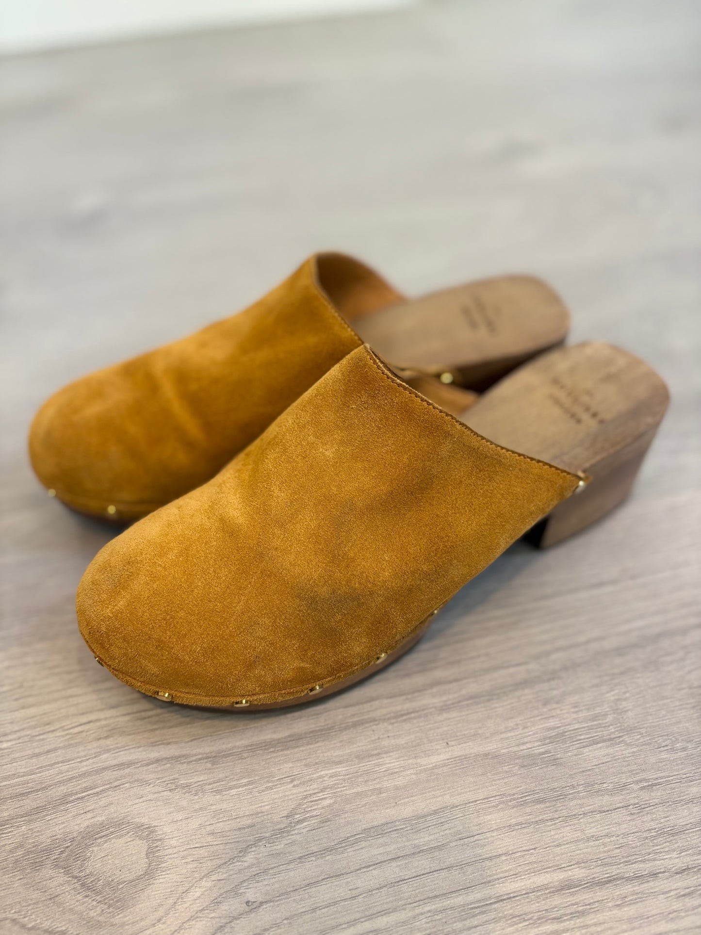 SÉZANE. Zueco camel piel