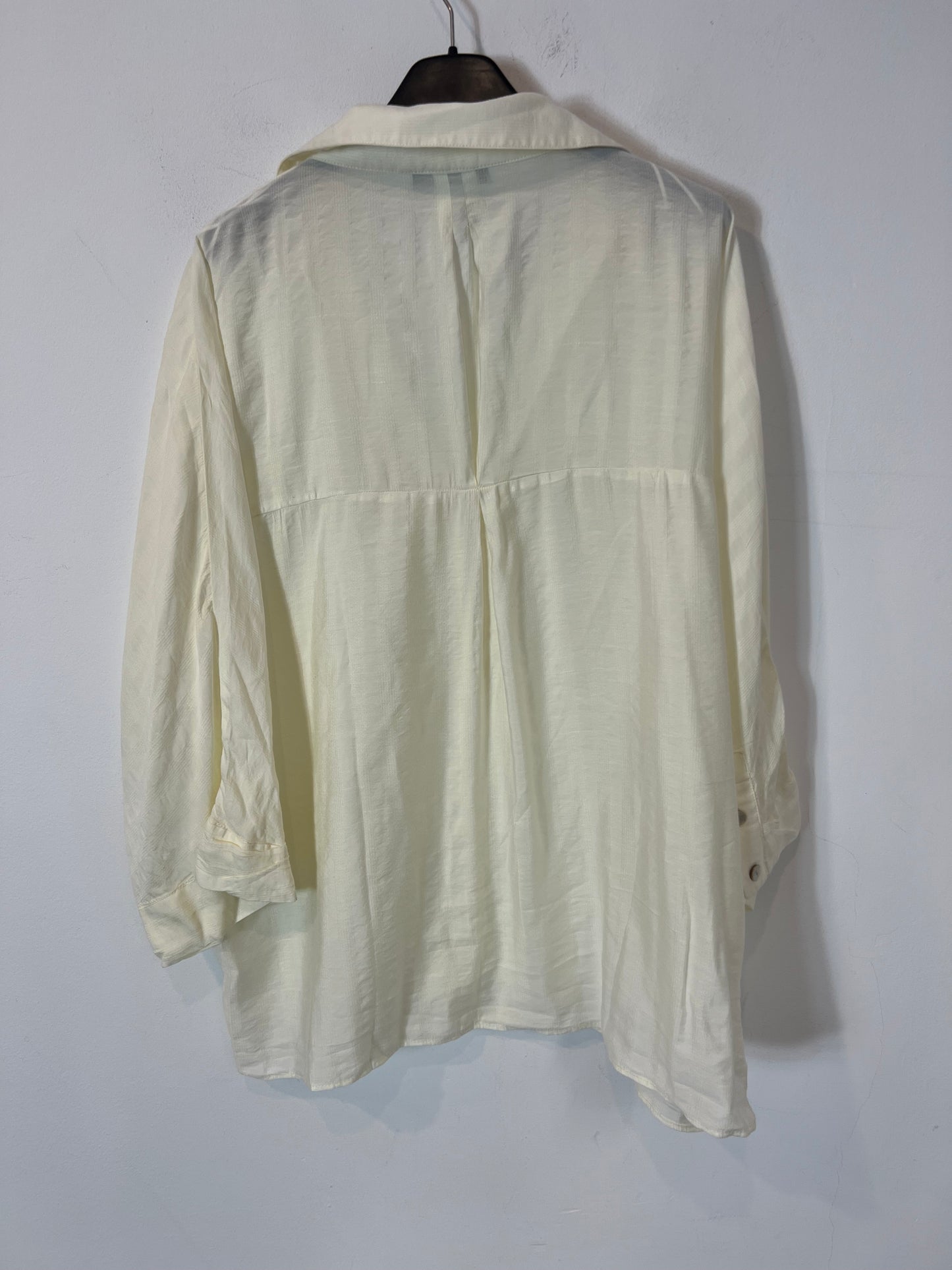 ZARA. blusa beige fluida T.s