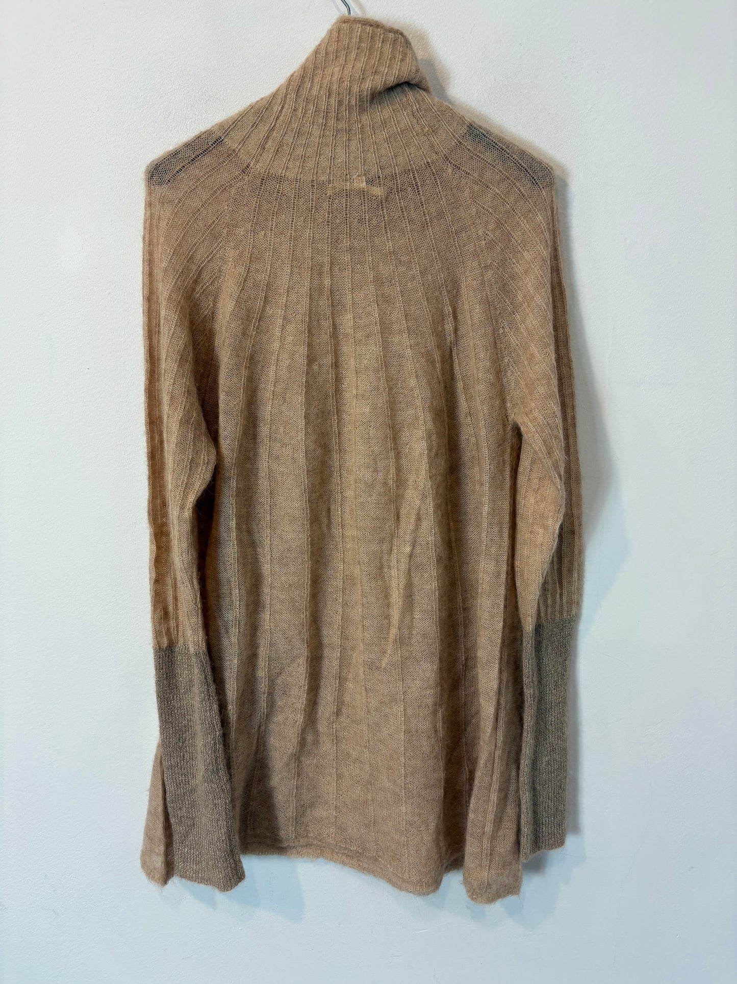 IS COMING. Jersey alpaca beige detalle puños