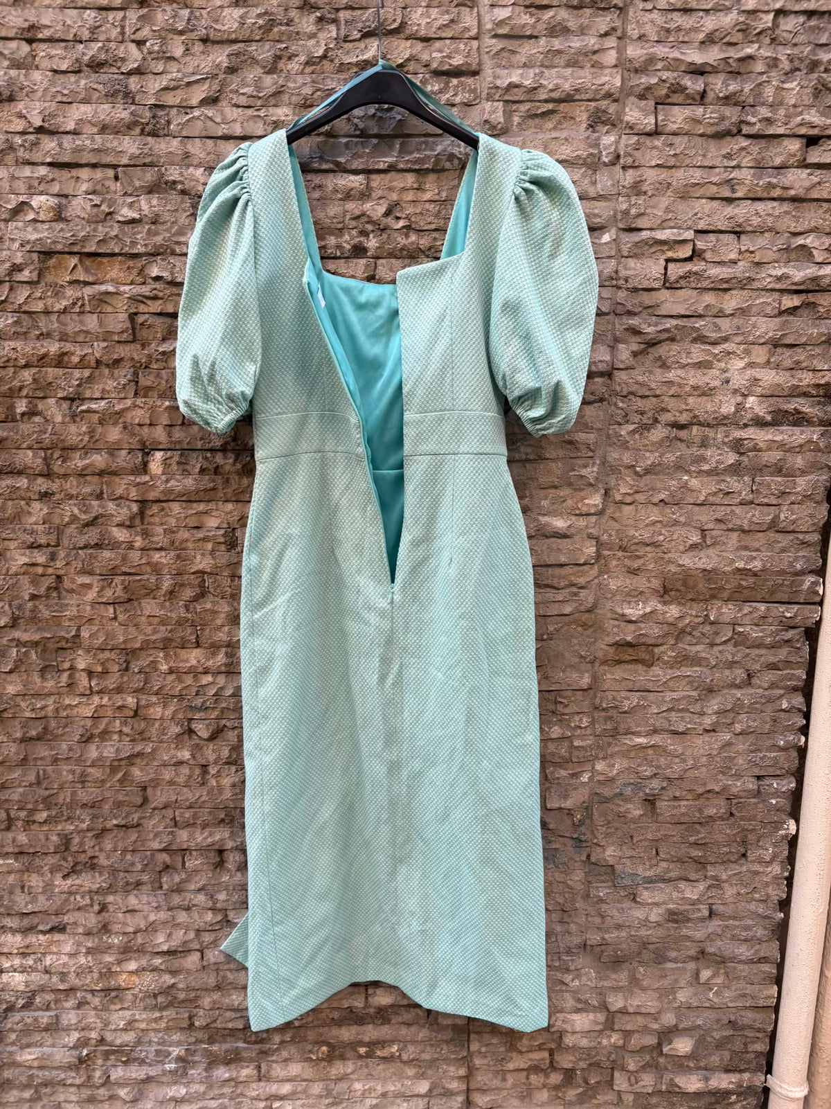 MAGNOLIA KOBUS. Vestido midi textura verde claro