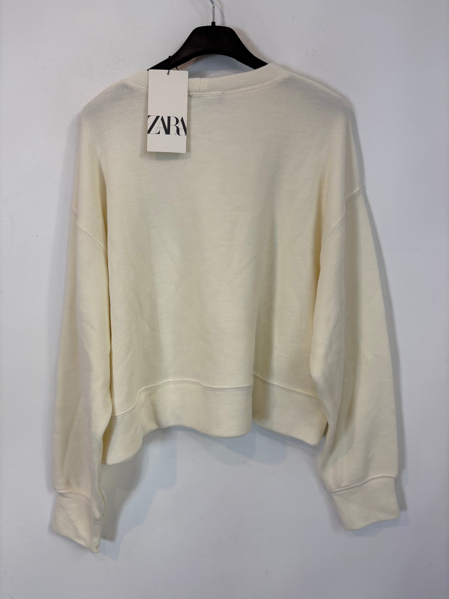 ZARA. Ecru sweater with neckline detail. TS