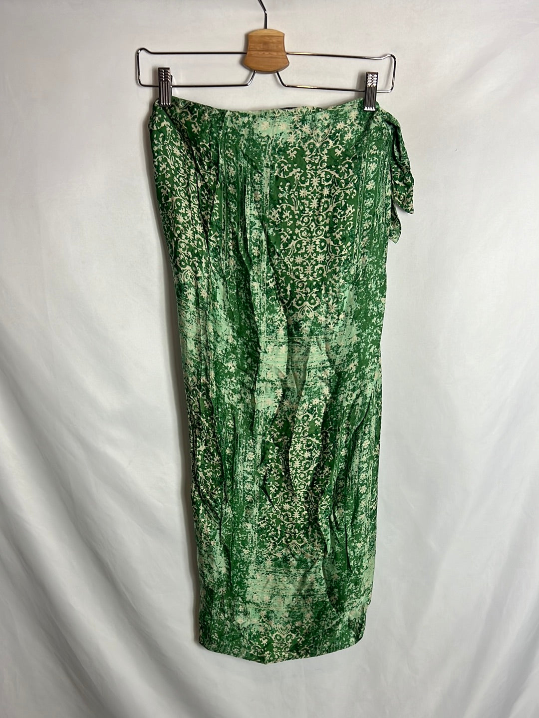 ZARA. Falda midi estilo pareo verde estampada . T XS