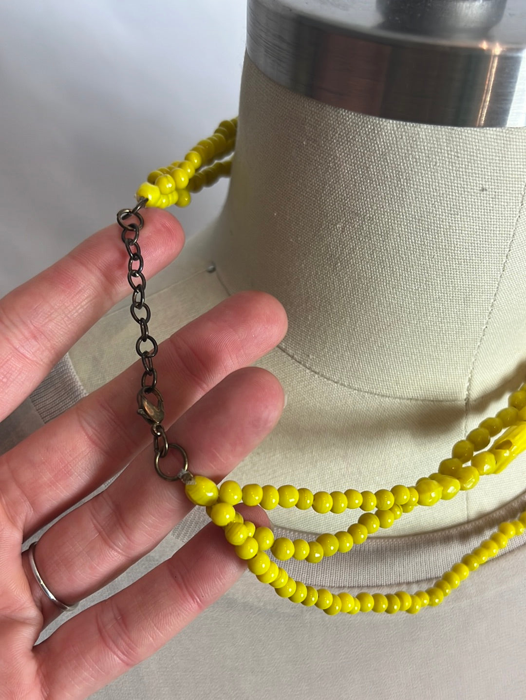 OTRAS. Collar cuentas amarillas