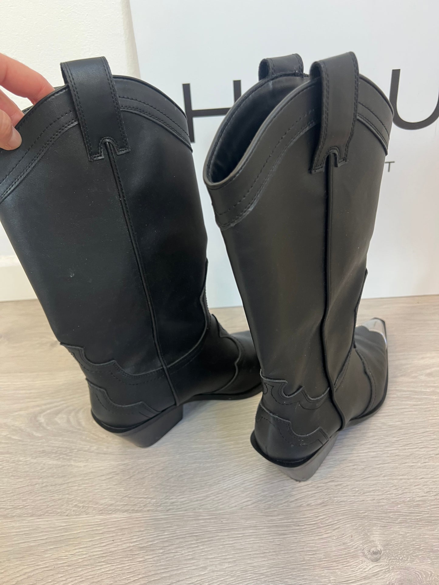 ZARA. Botas negras cowboy. T 38