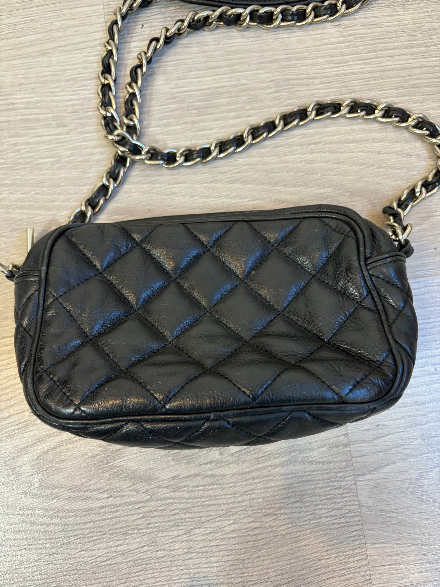 BIMBA Y LOLA. Bolso negro piel guateado