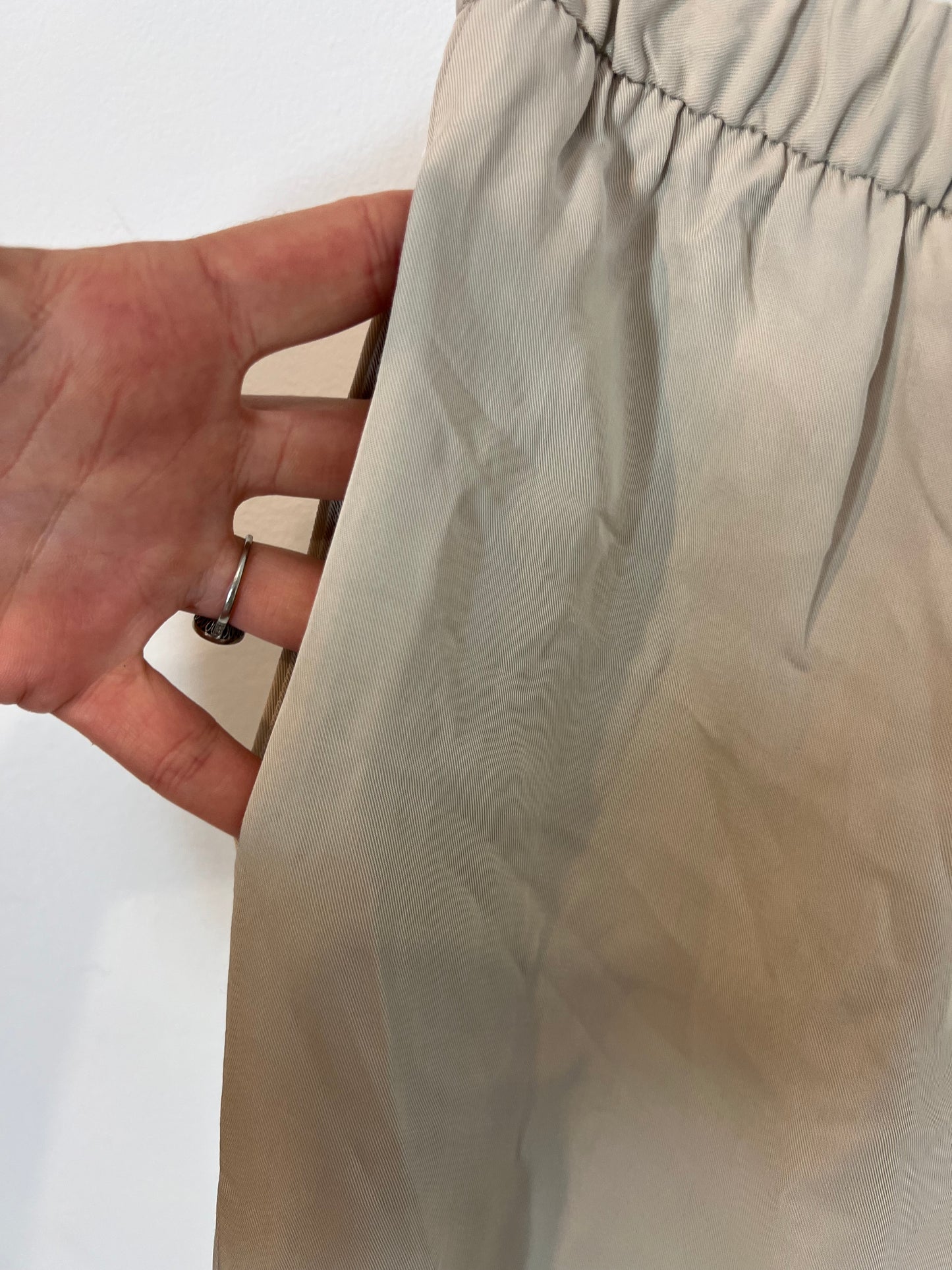 ZARA. Pantalón ancho beige fluido. T S