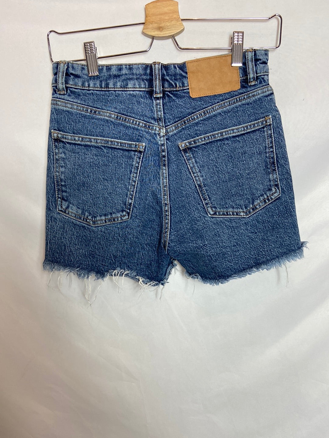ZARA. Short vaquero deshilachado T.34