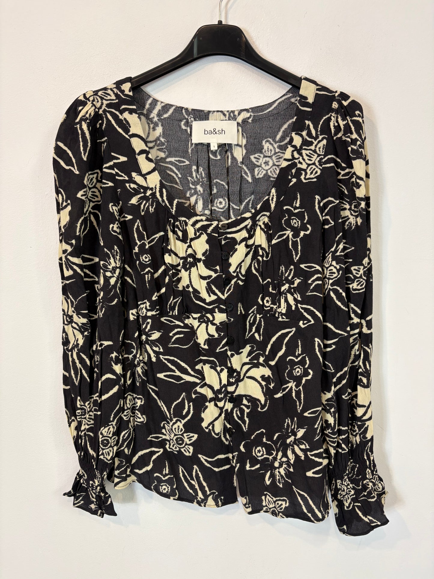 BA&SH. Blusa negra flores. T 1 (S)