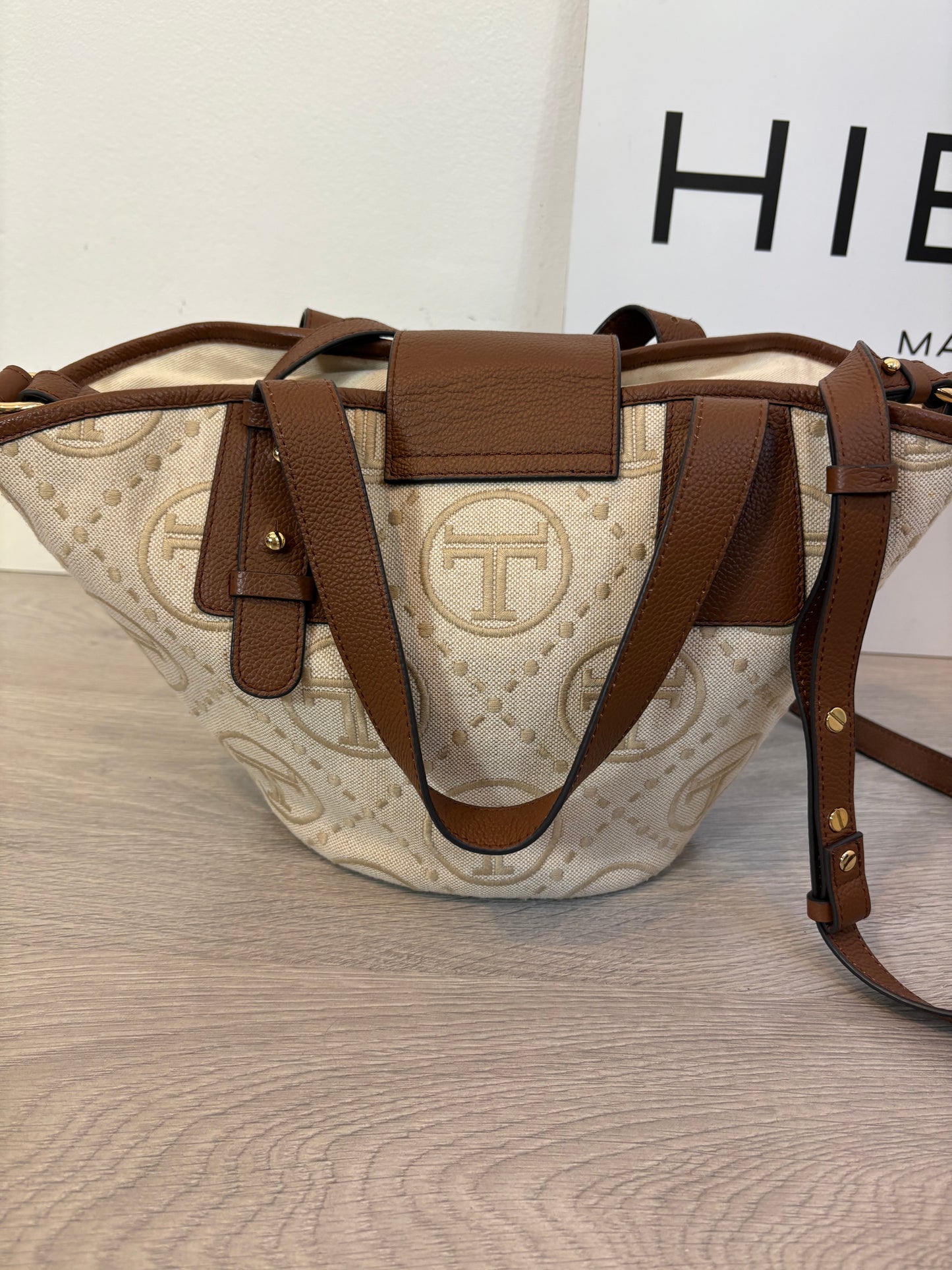 LATOUCHE. Cesta de lona y piel estampada