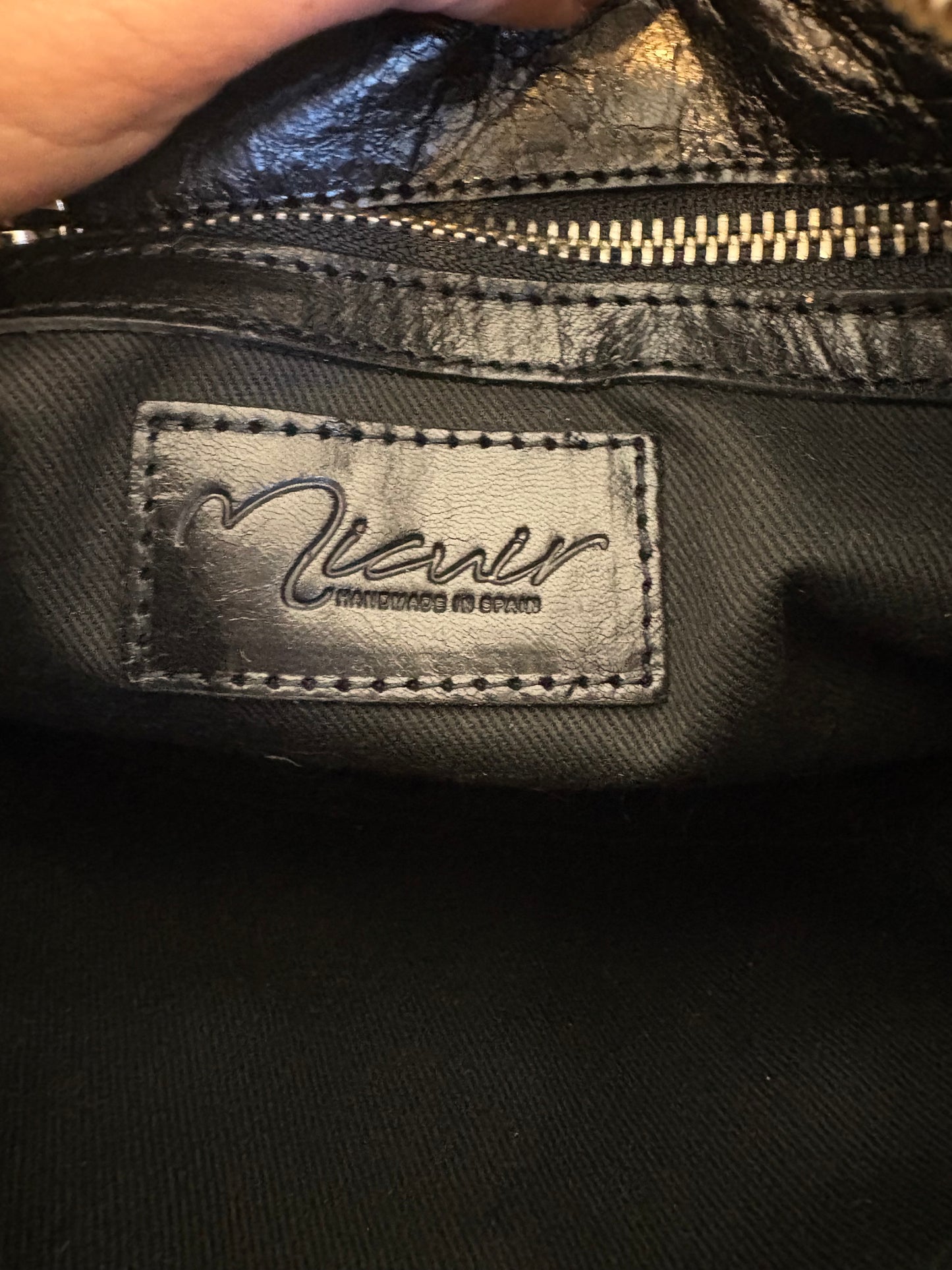 MICUIR. Bolso negro tachas