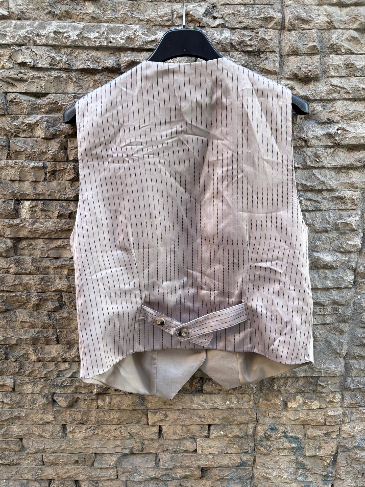 ZARA. Chaleco beige detalle espalda