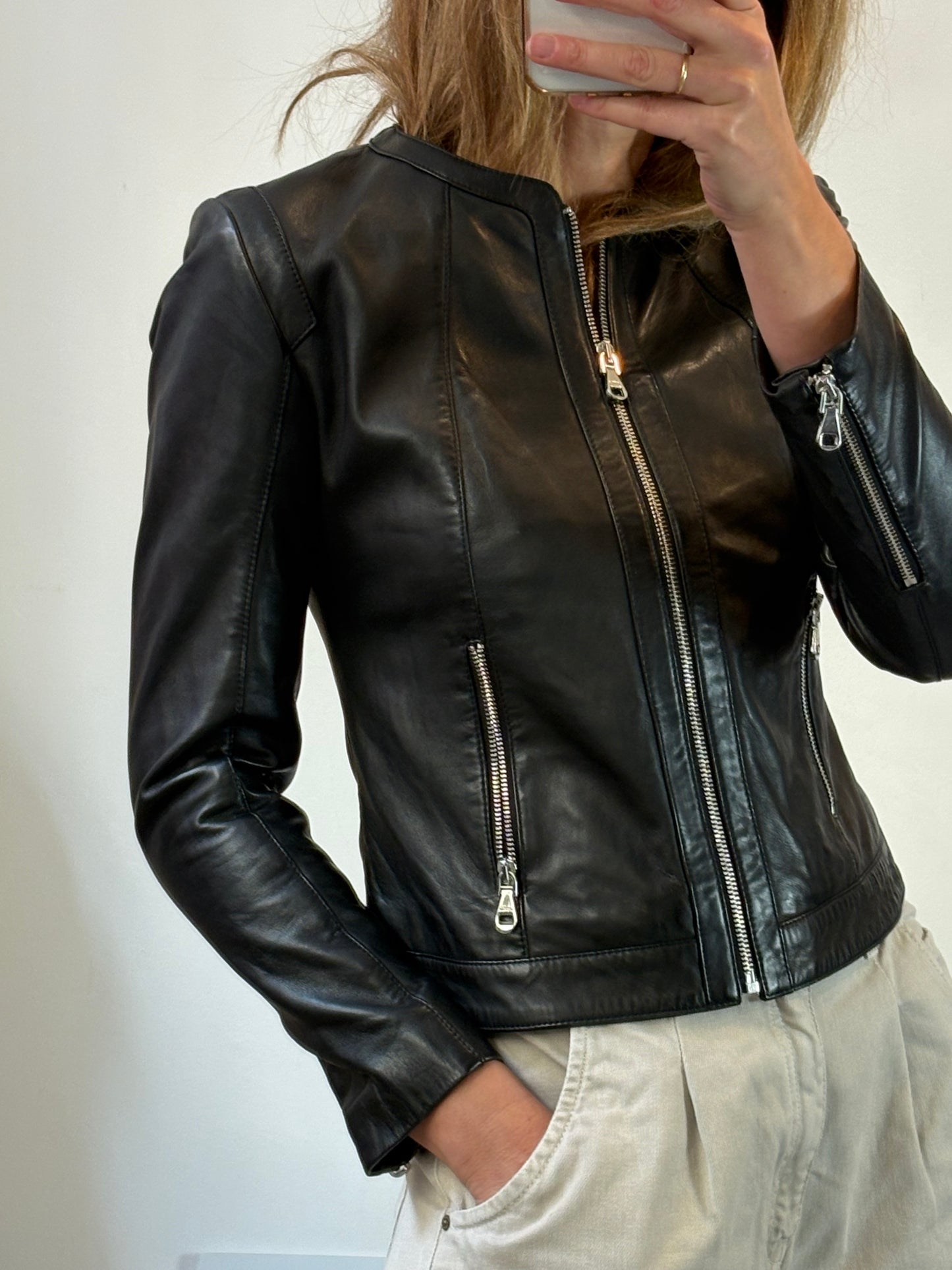 UTERQÜE. Chaqueta negra piel
