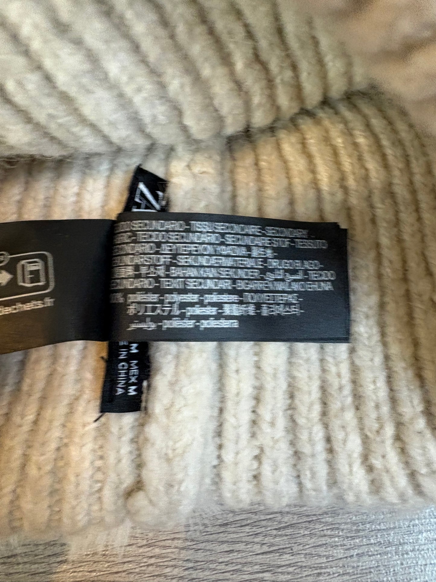 ZARA. Gorro beige con pelo