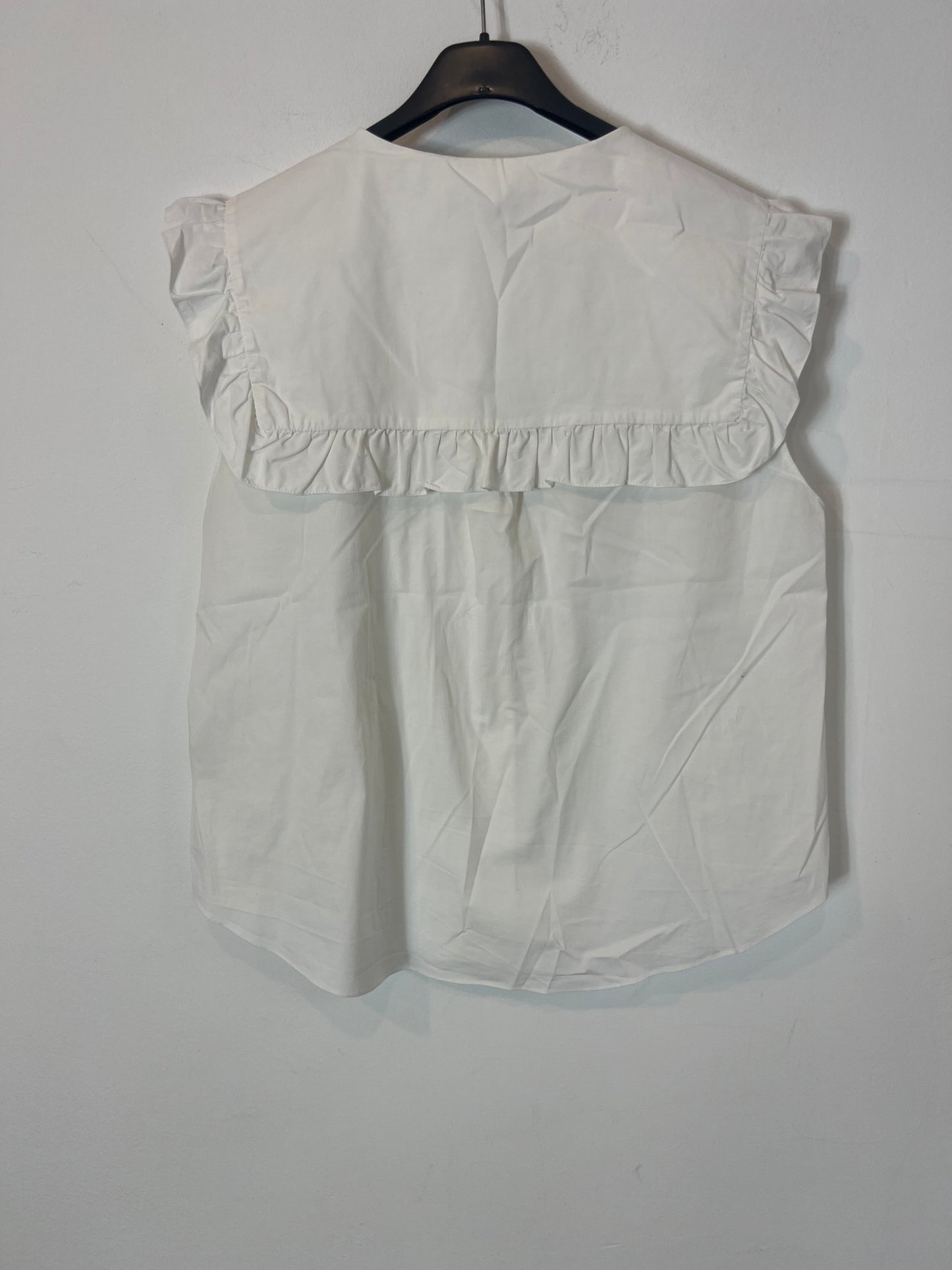 ZARA. White sleeveless blouse with ruffle. TM