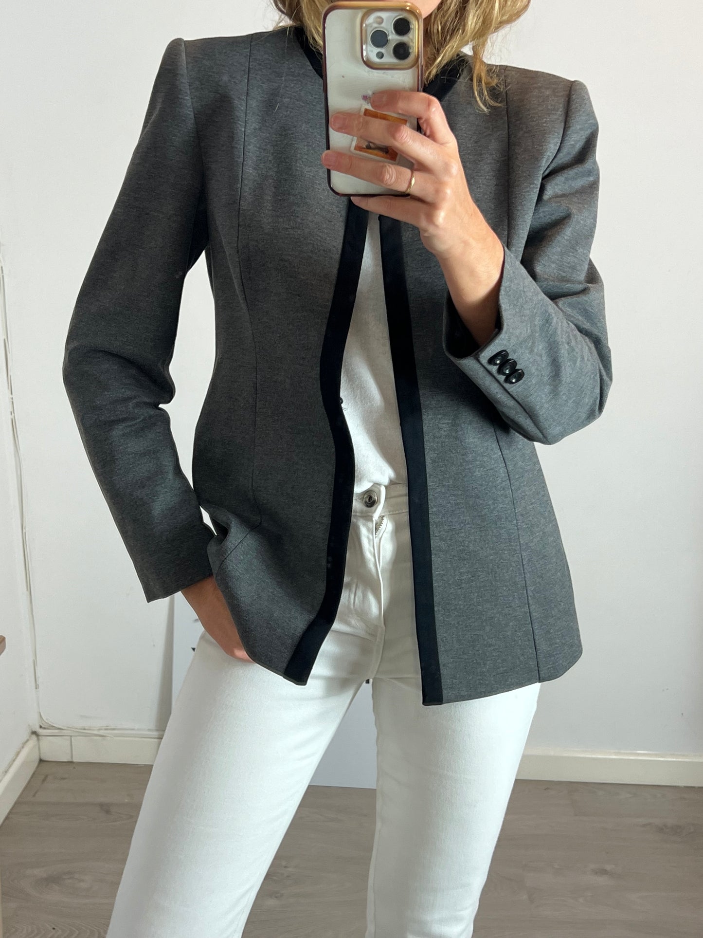 IQ COLLECTION. Chaqueta gris detalles negros T.l