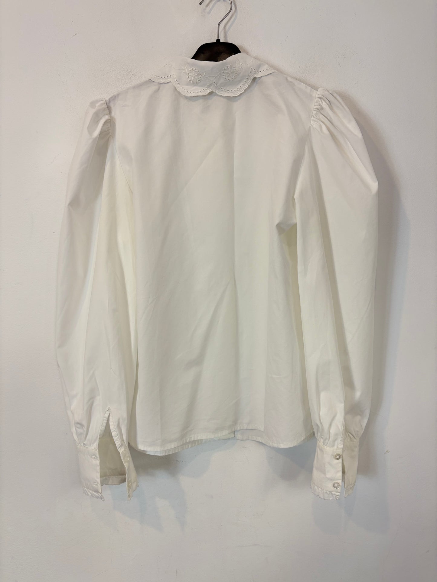 PEDRO DEL HIERRO. Blusa blanca detalle cuello