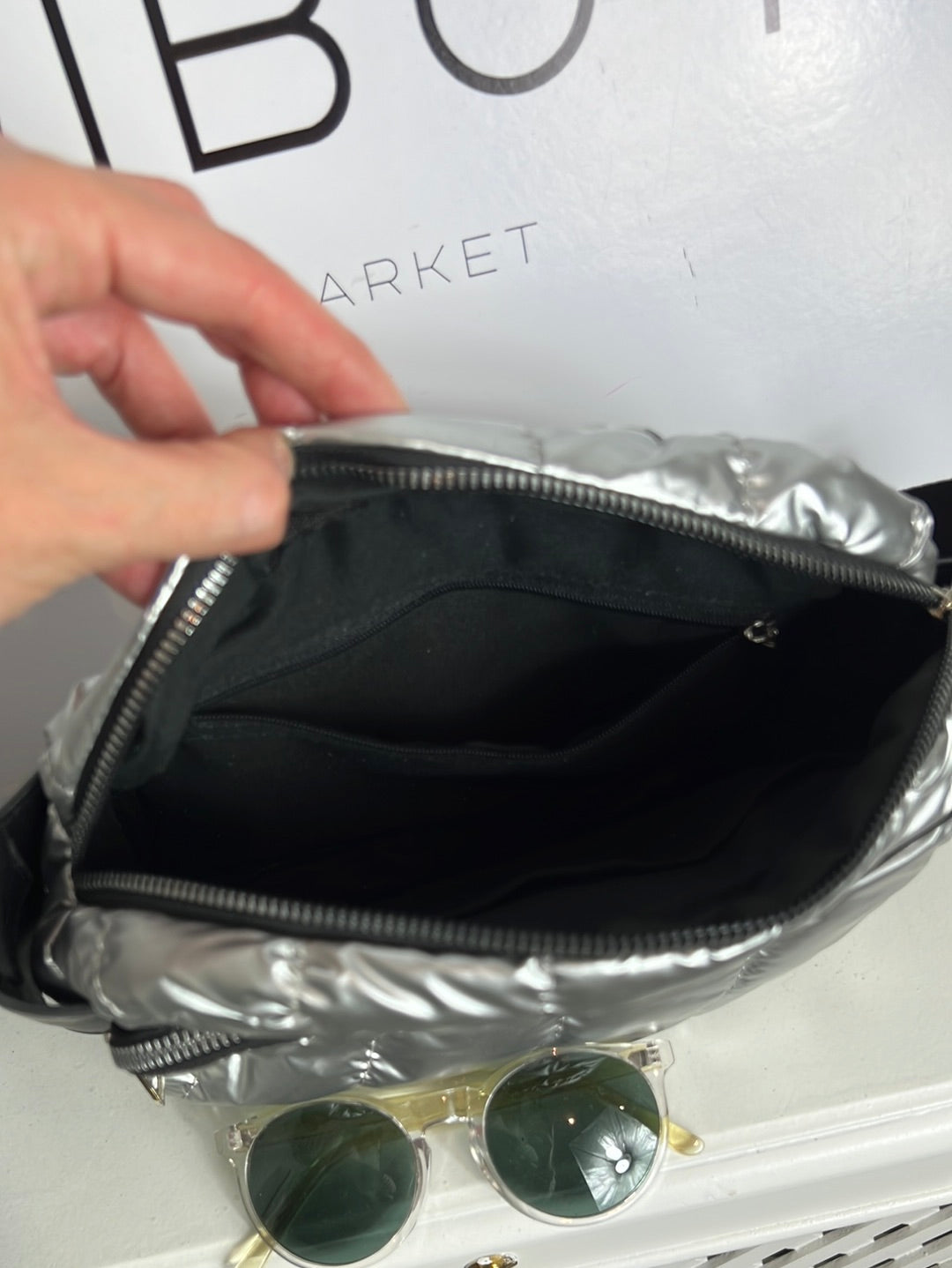 OTRAS. Bolso plateado acolchado bandolera