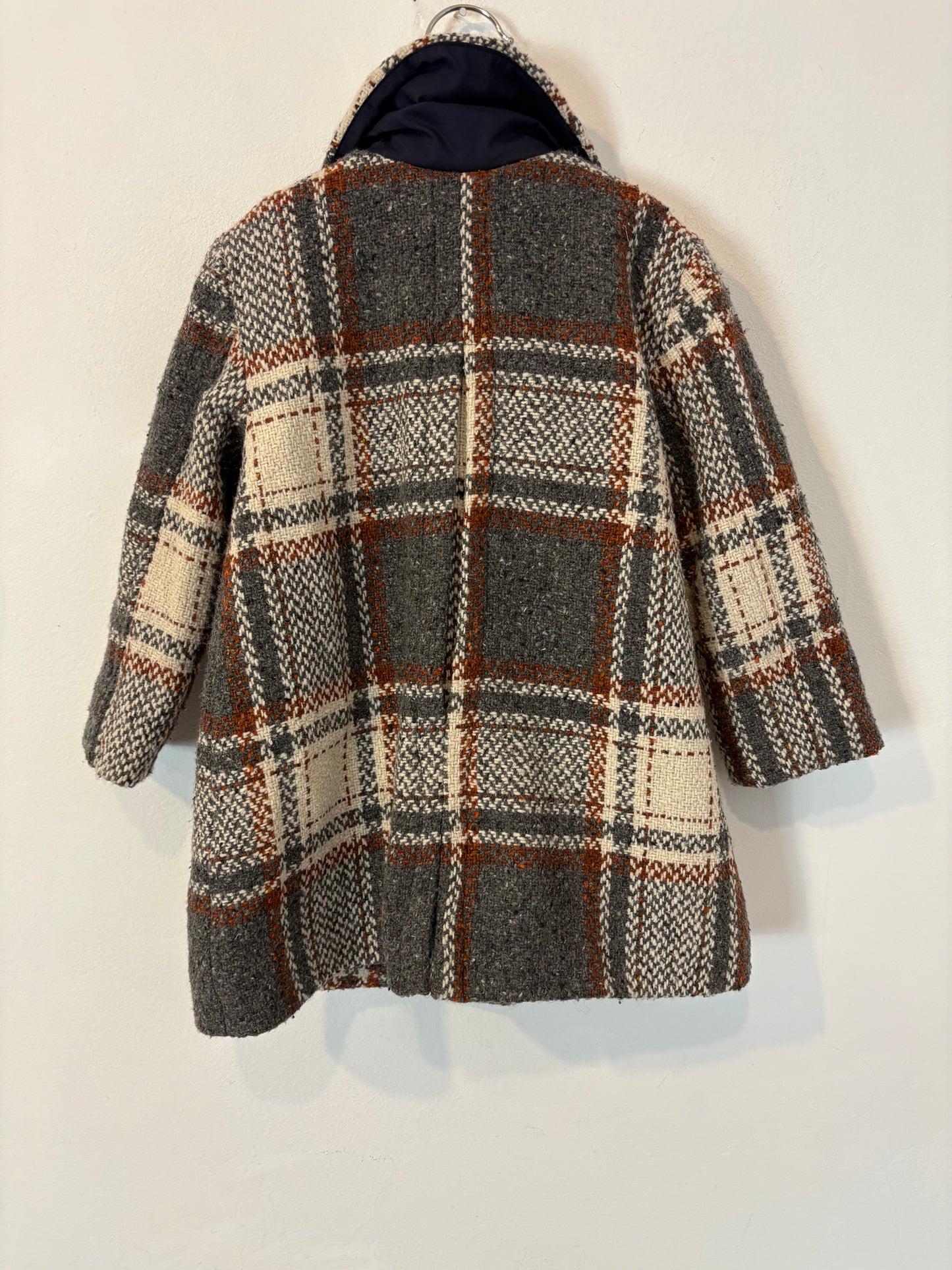 BONNET A POMPÓN . Abrigo cuadros con lana