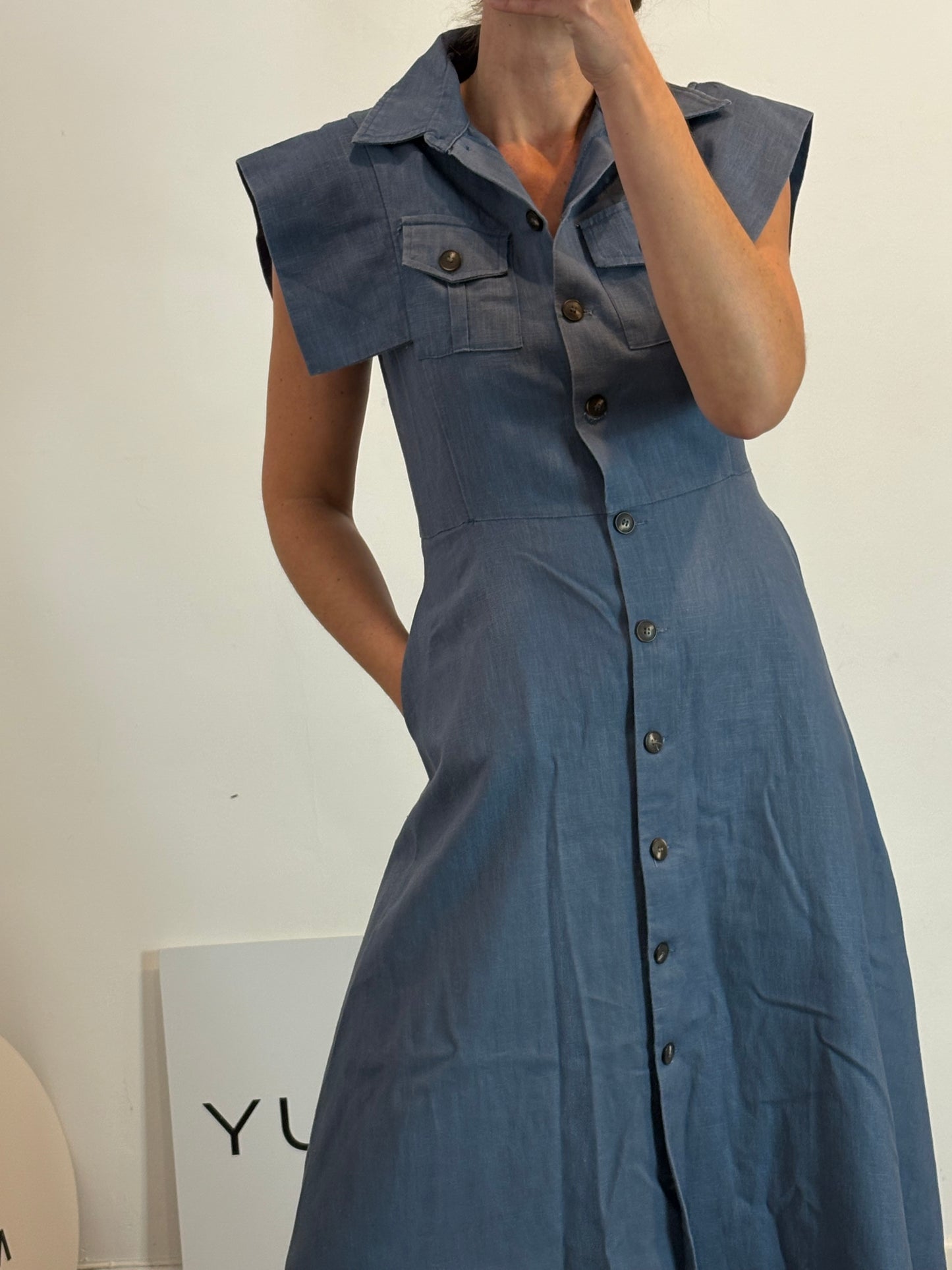 IQ COLLECTION. Vestido largo azul abotonado
