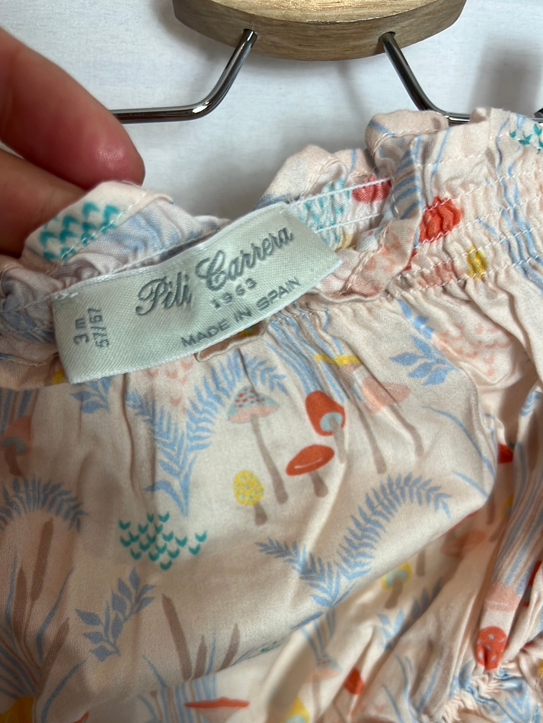 PILI CARRERA. Conjunto blusa y cubre pañal estampado. T 3 meses