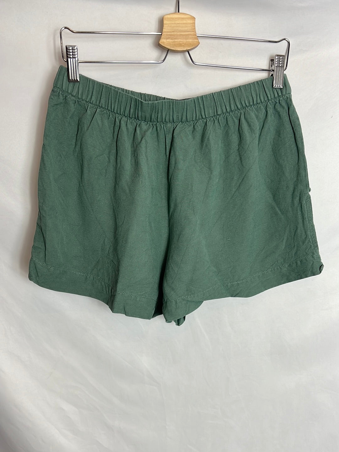 OTRAs. Bermudas verdes efecto lino. T M