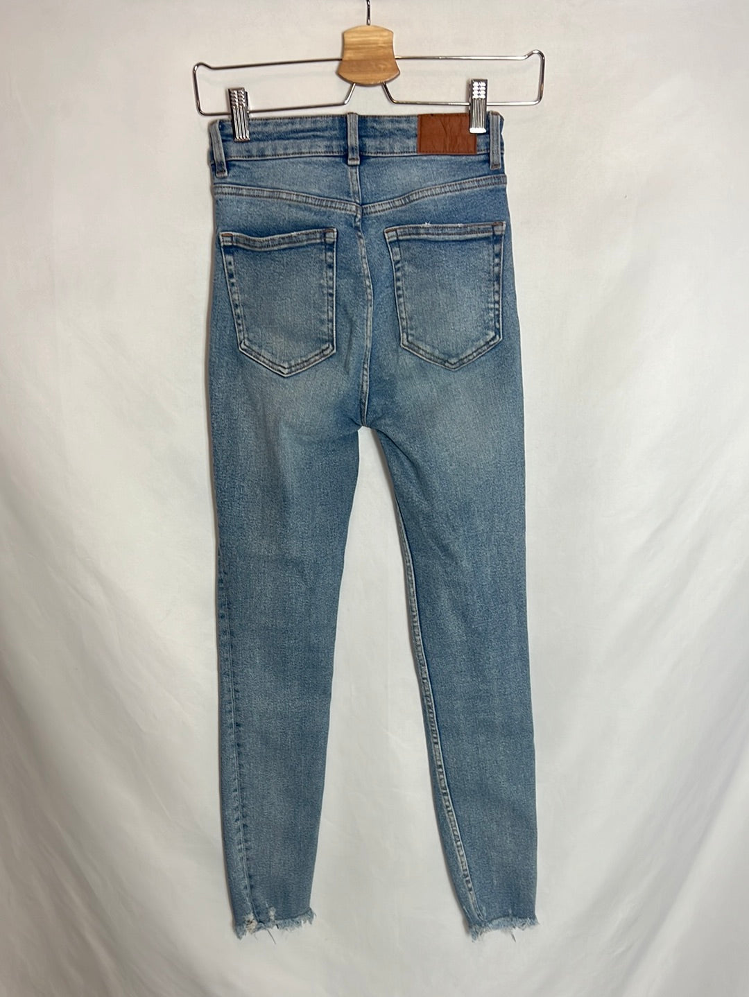 ZARA. Pantalón pitillo desflecado. T 34