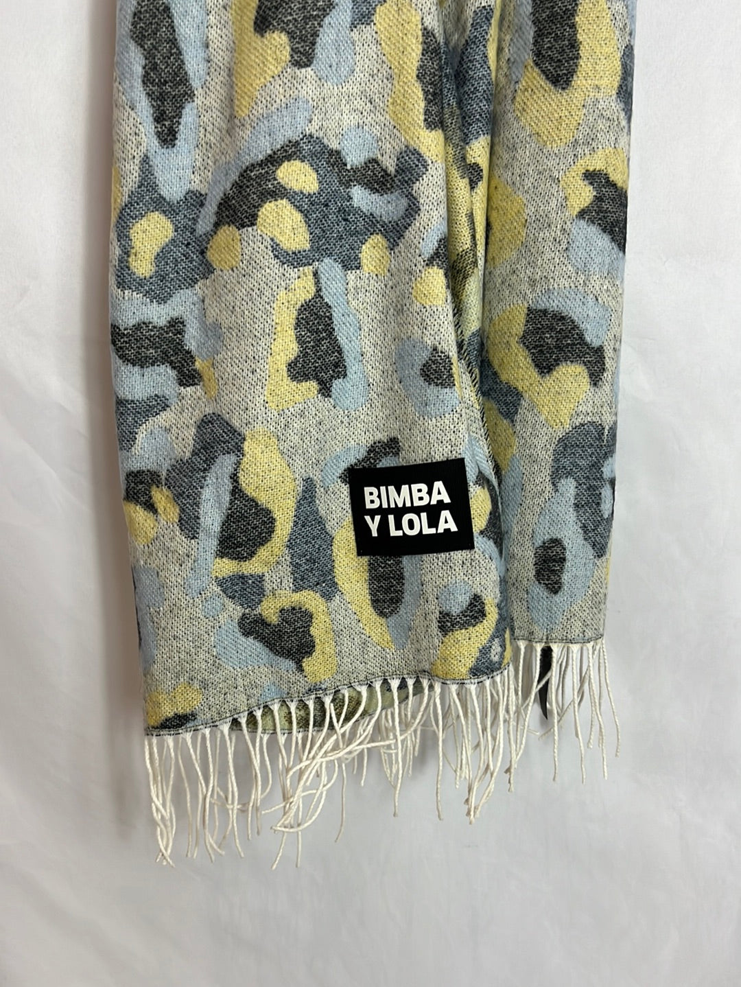BIMBA Y LOLA. Bufanda estampada flecos