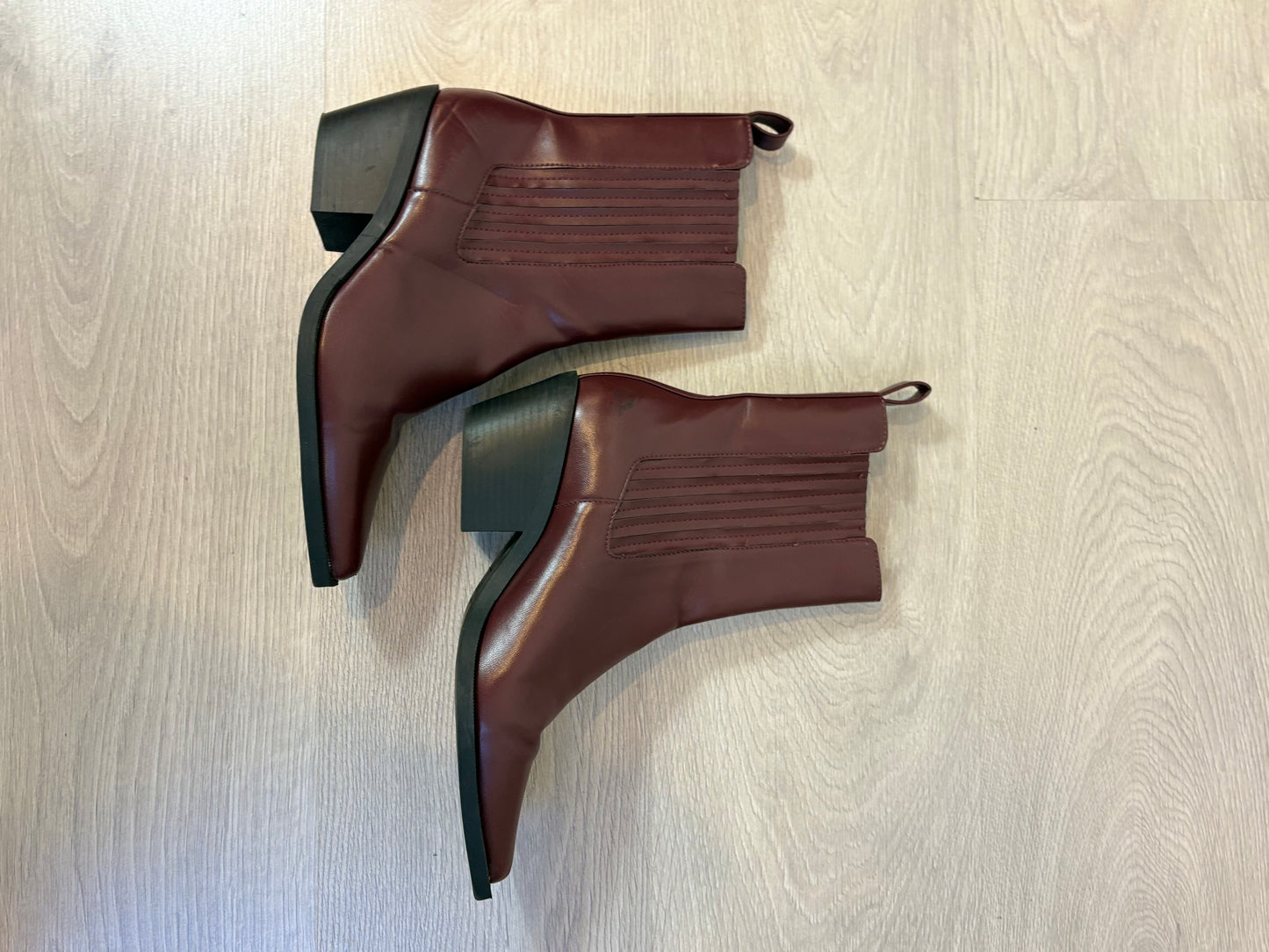 TINTORETTO. Botines burdeos tacón medio