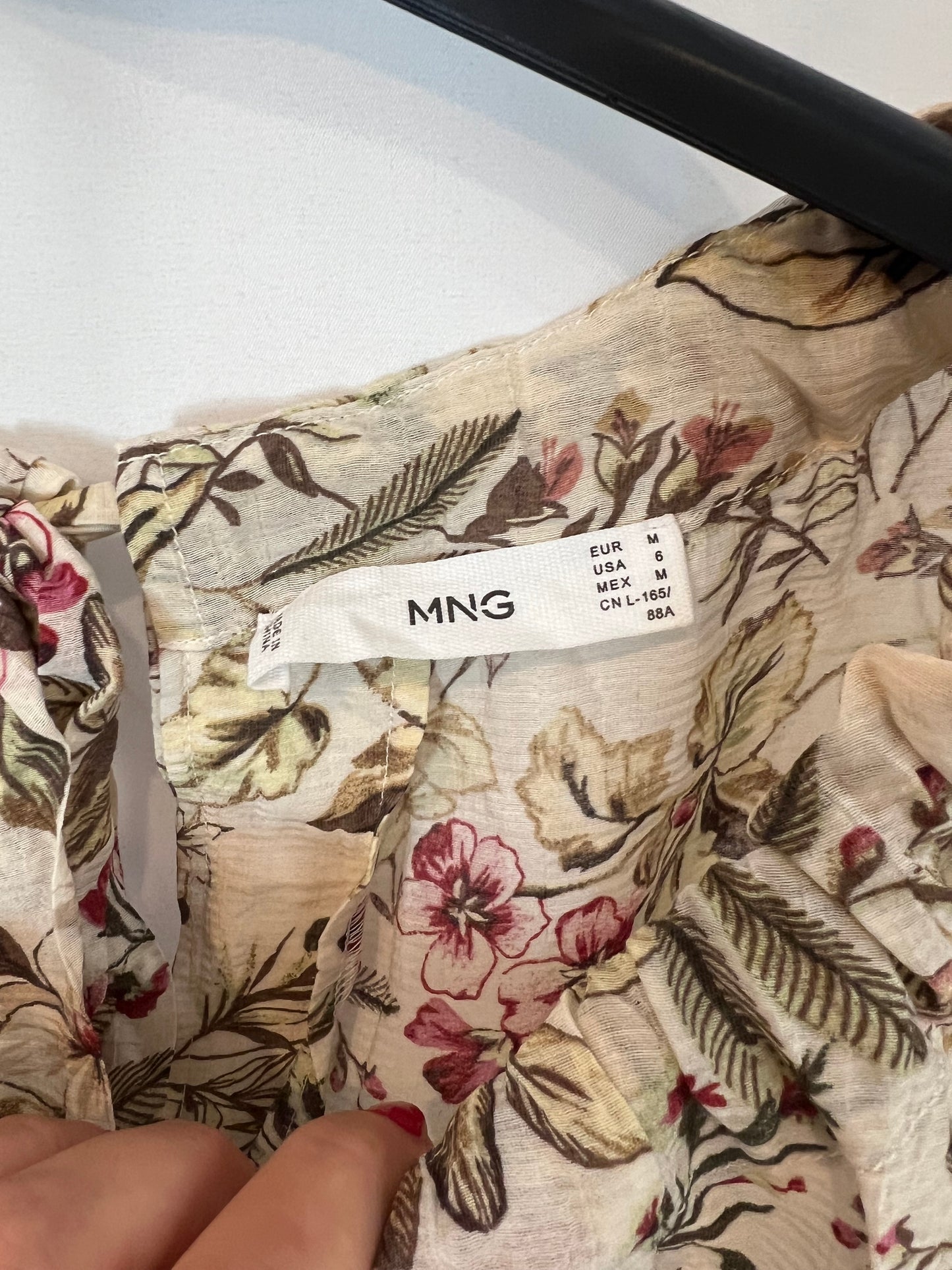 MANGO. Blusa beige flores T.m