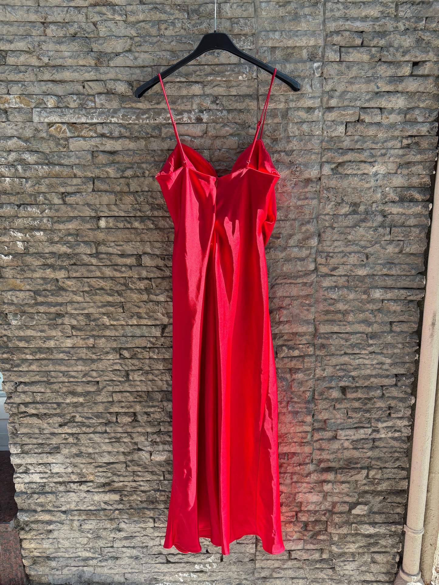 ZARA. Vestido largo satinado rojo