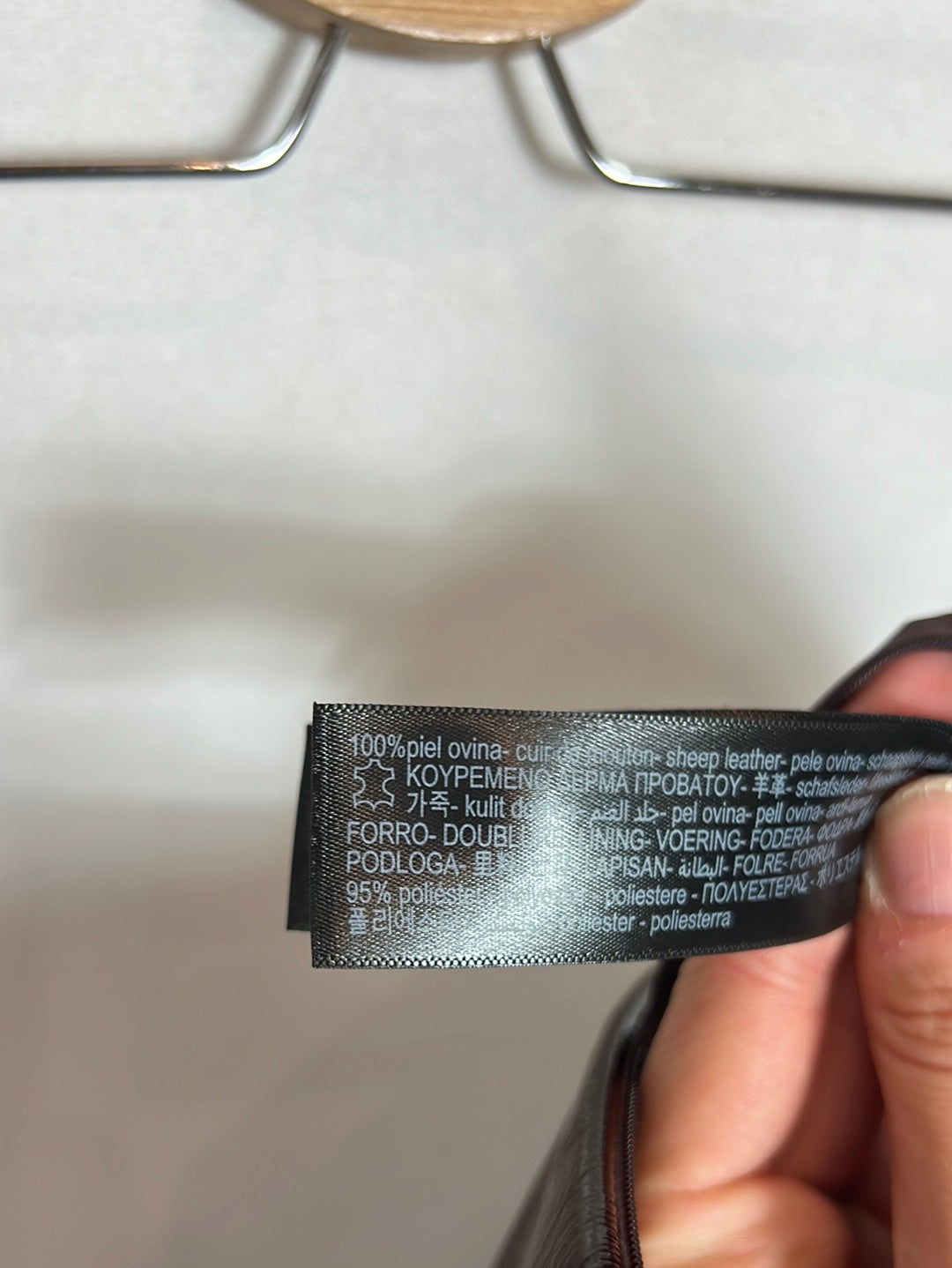 MASSIMO DUTTI. Falda midi piel marrón burdeos. T S