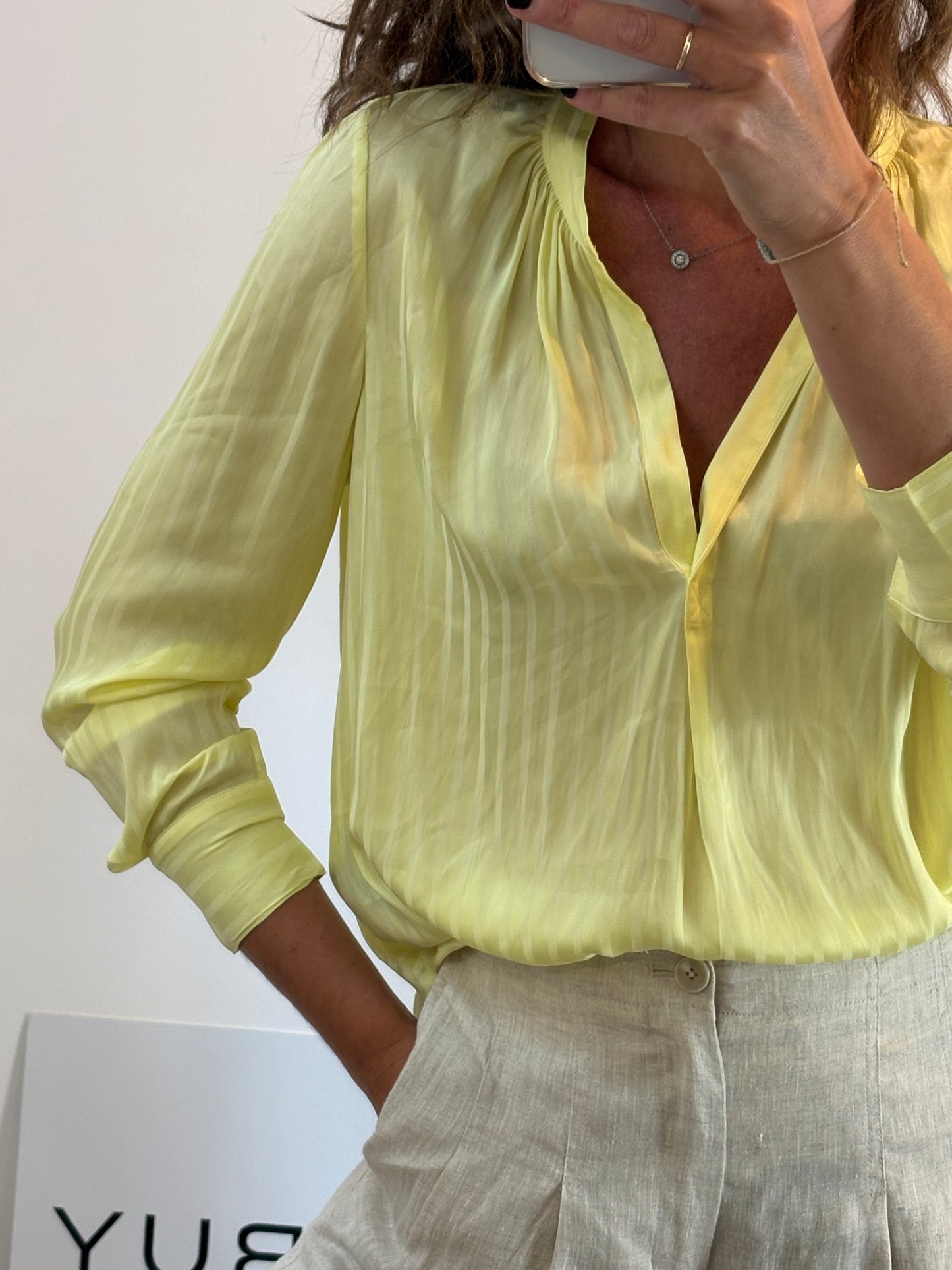 ZADIG & VOLTAIRE. Blusa amarilla plisada. T S