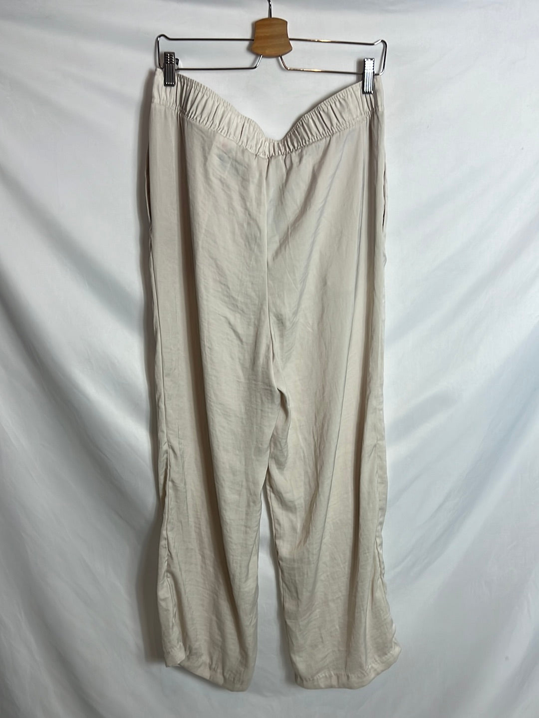 H&M. Pantalones fluidos color champagne. T L