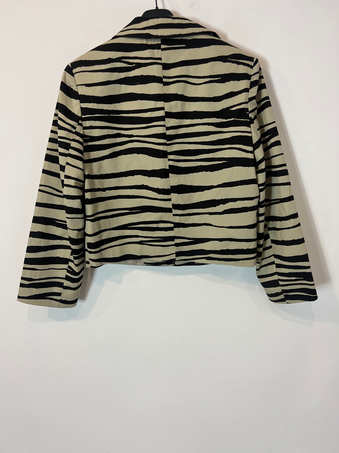 NAKD X JOSEFINE HJ. Cazadora estampado cebra T.32 (S)