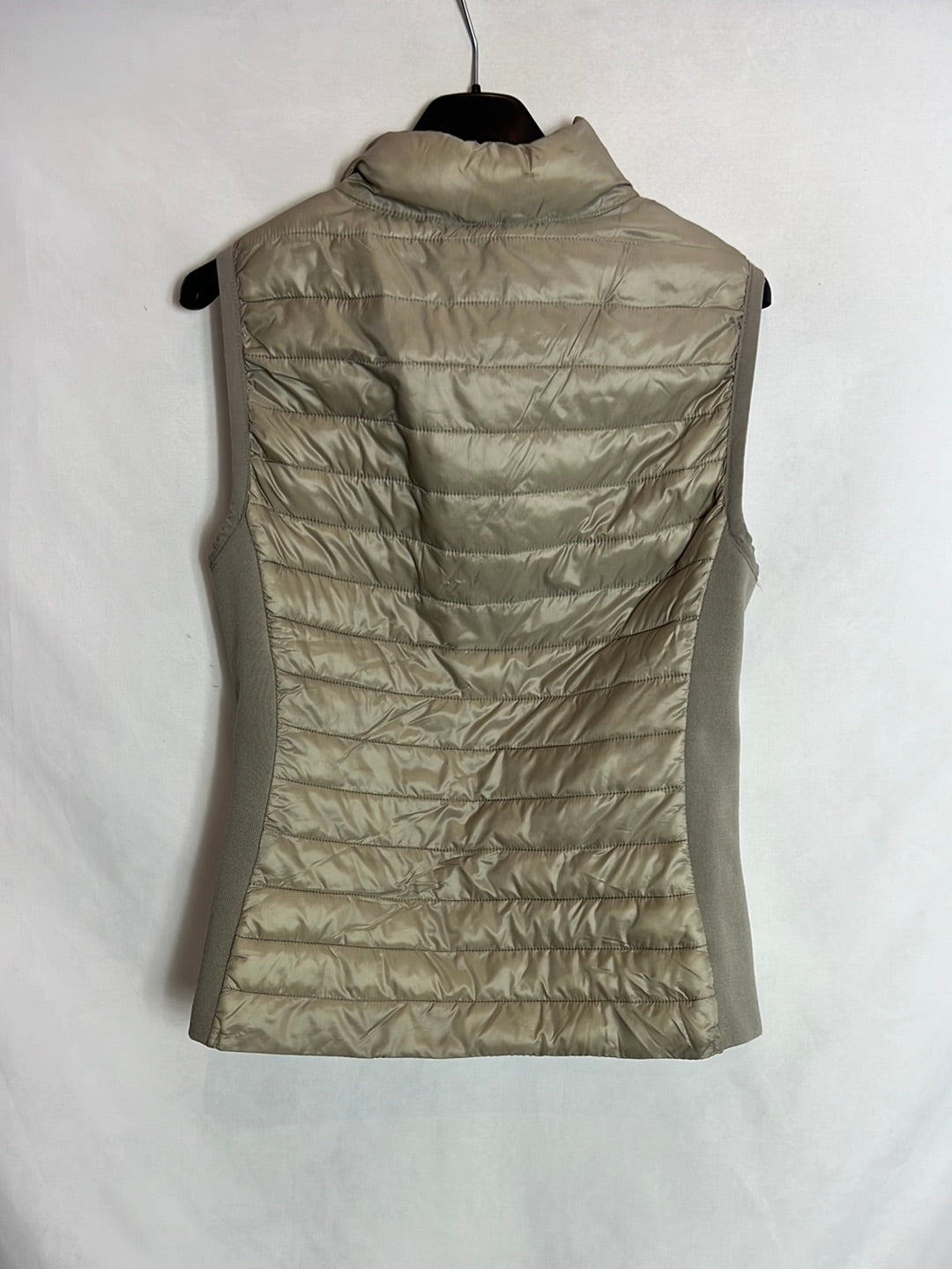 Pompom. Beige sleeveless feathers. TM