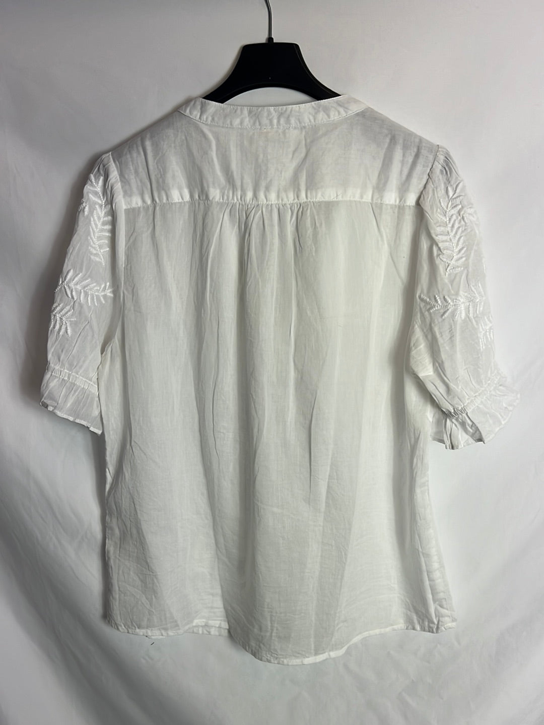 OTHER. Short-sleeved blouse with embroidered details. TM/L