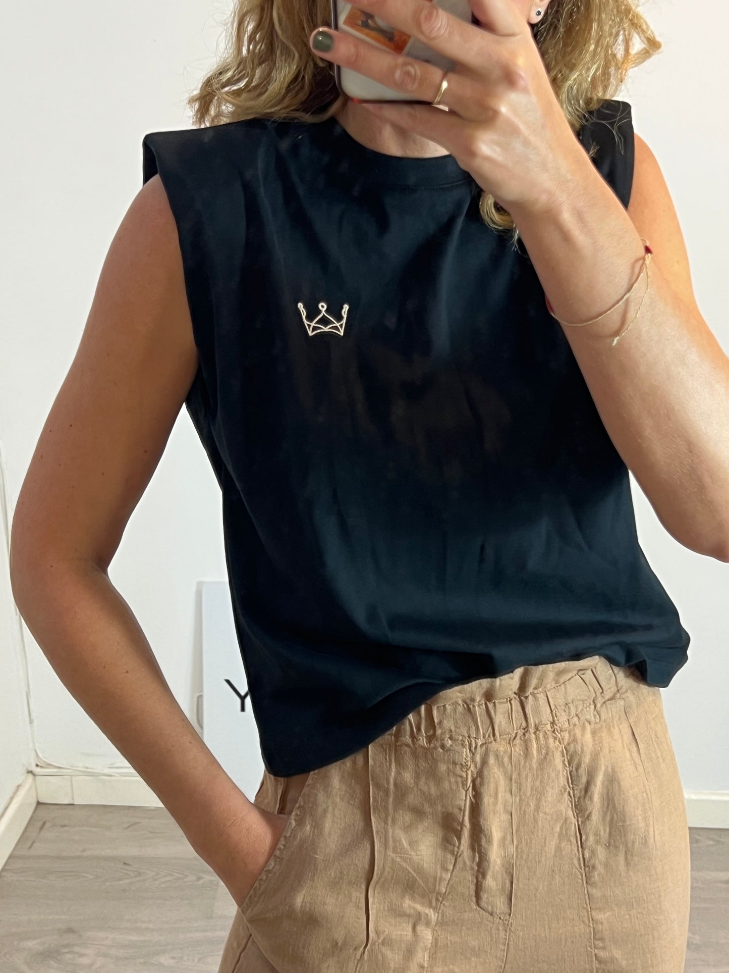 IQ. Camiseta negra detalle espalda. T S