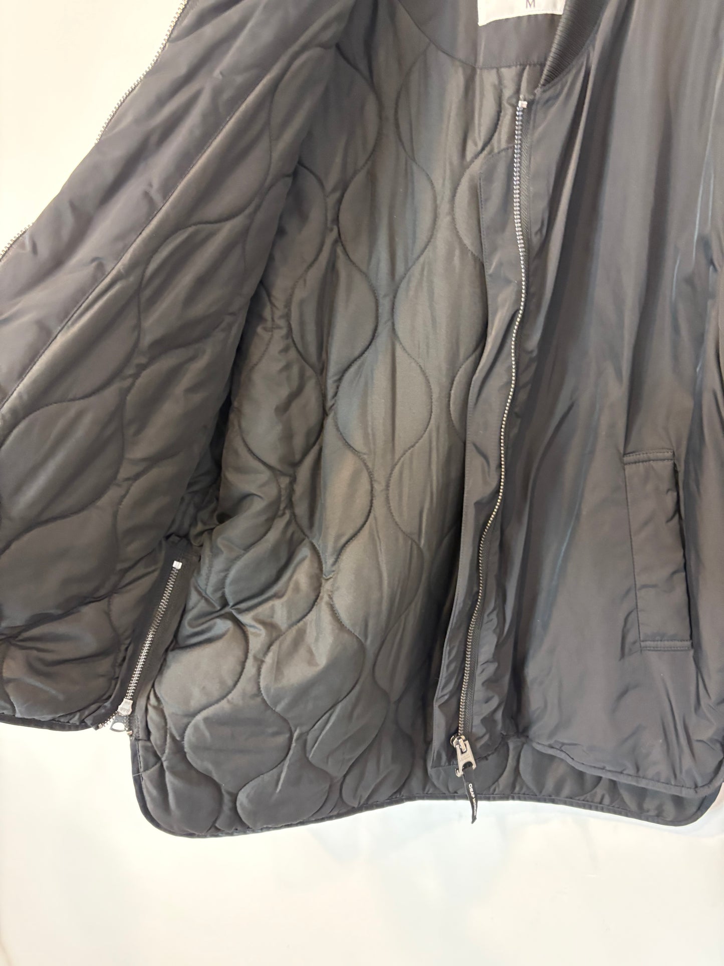 CHEAP MONDAY. Chaqueta negra acolchada